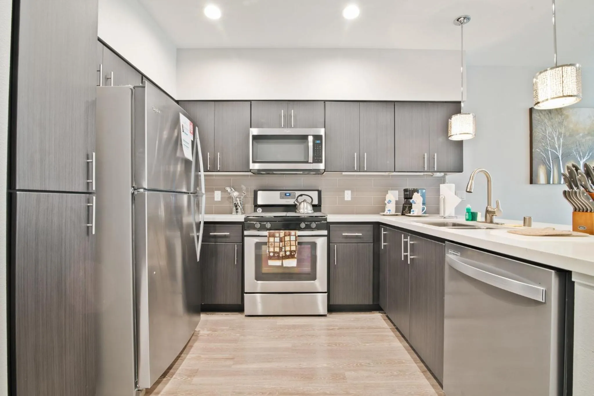 Kitchen or kitchenette in Bluebird Suites in Menlo Park