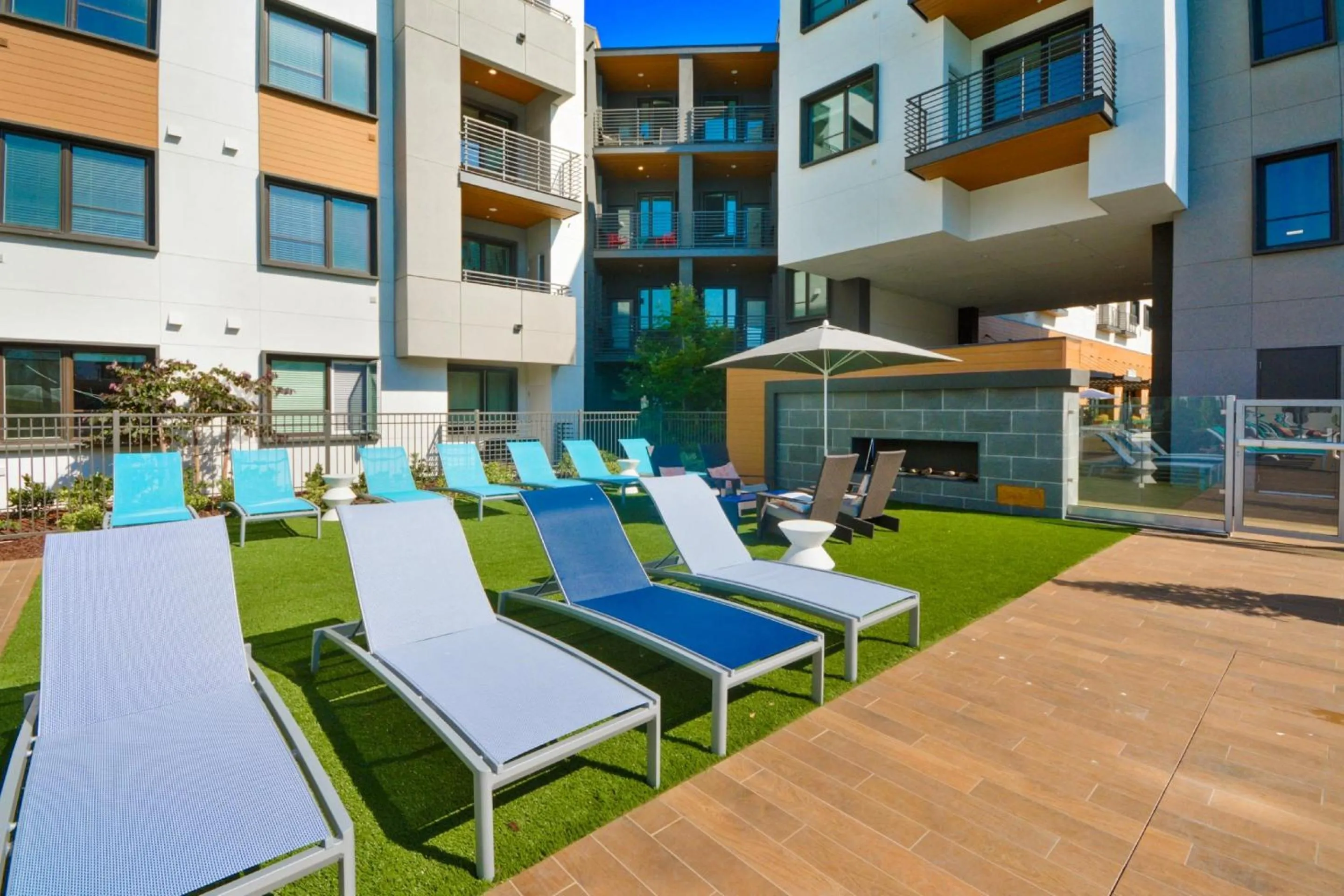 Swimming pool in Bluebird Suites in Menlo Park