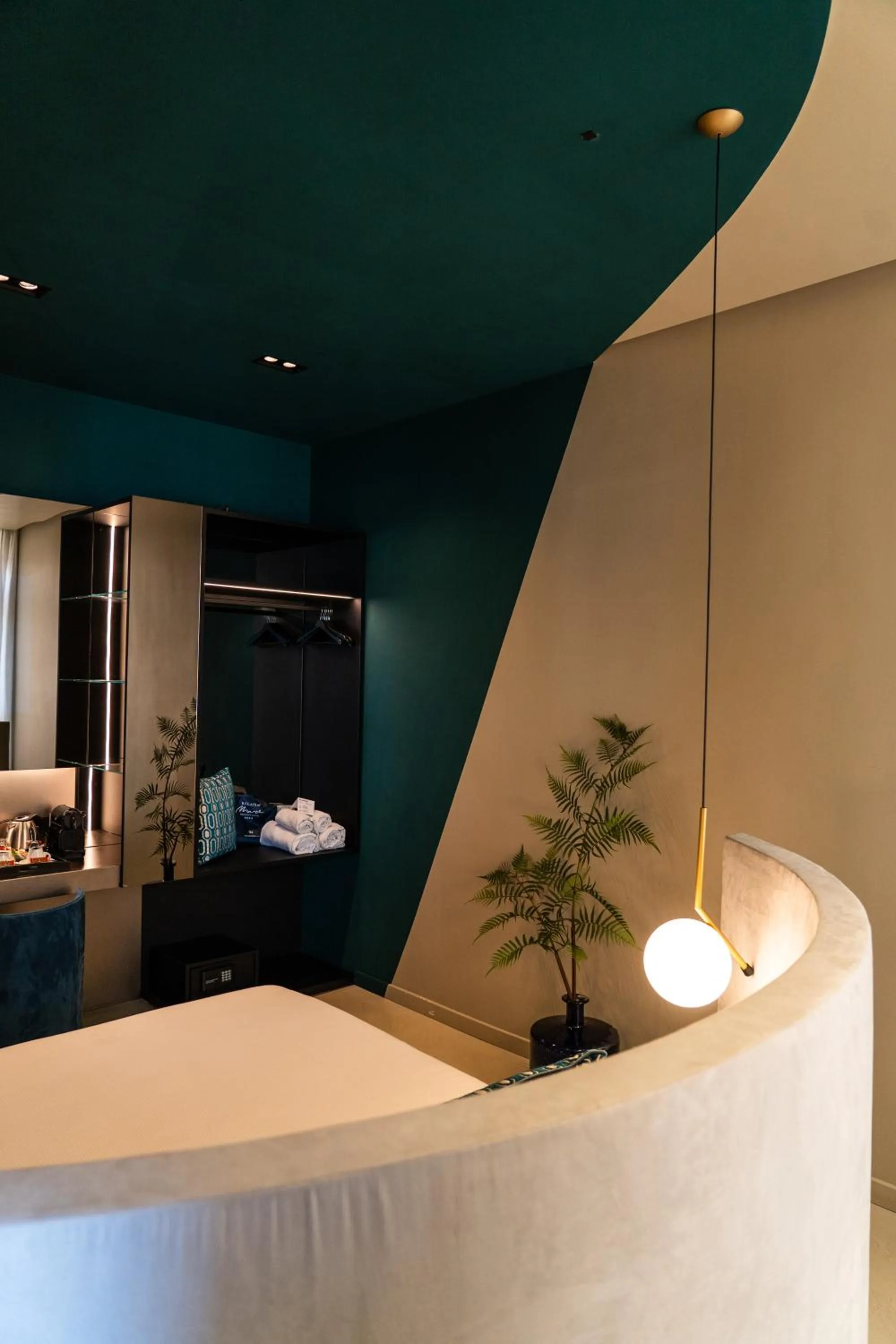 Photo of the whole room, Bed in Relais sul Mare Boutique Hotel