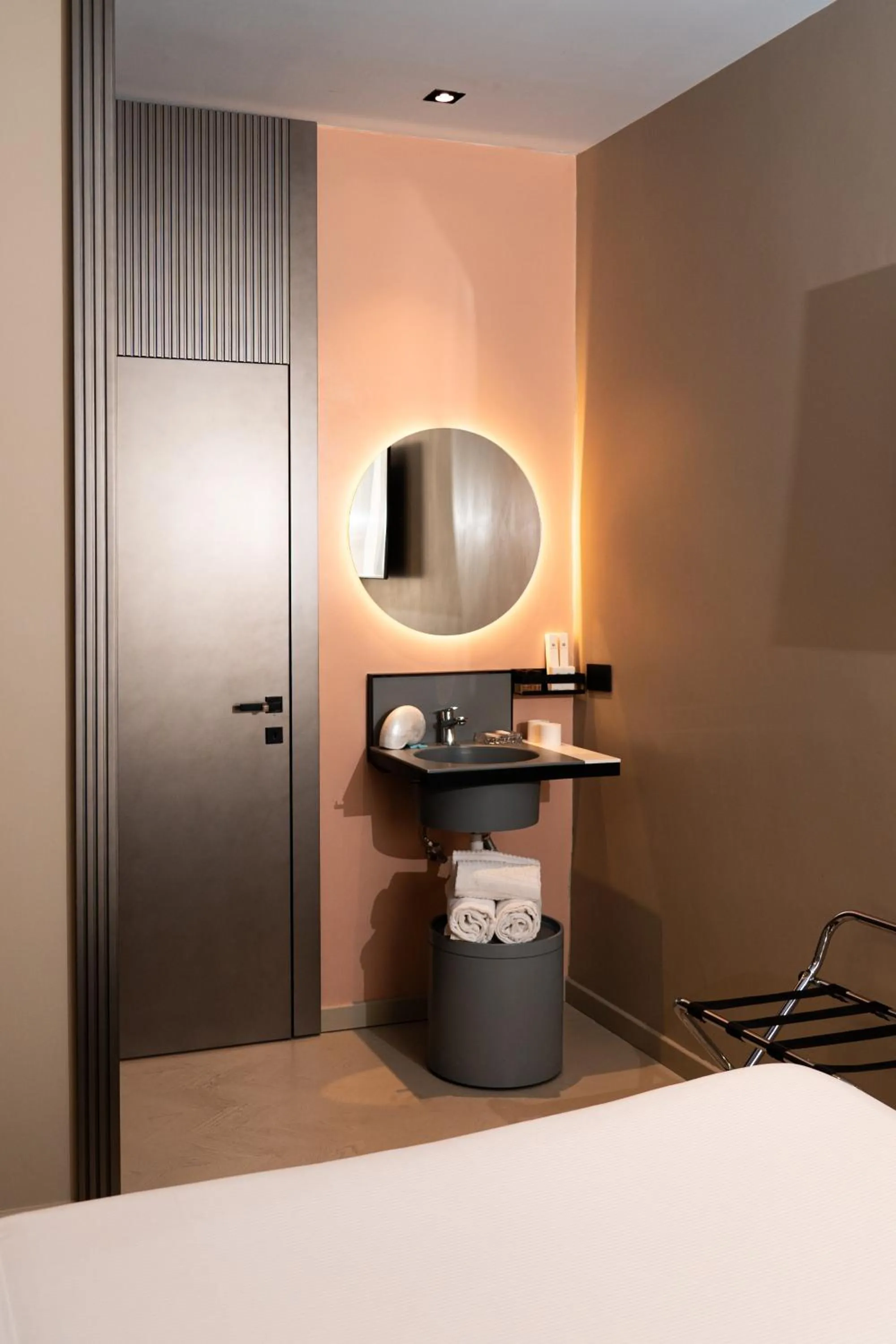Bathroom, Bed in Relais sul Mare Boutique Hotel