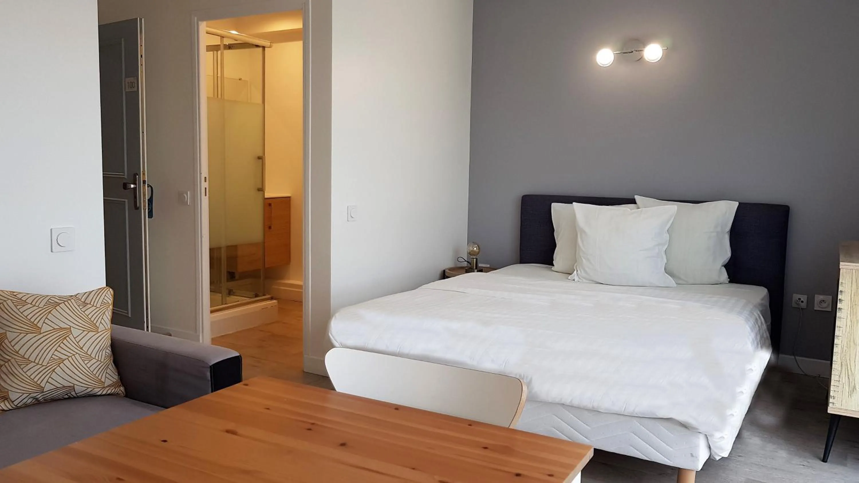 Bathroom, Bed in Résidence Carouge Appart Hôtel