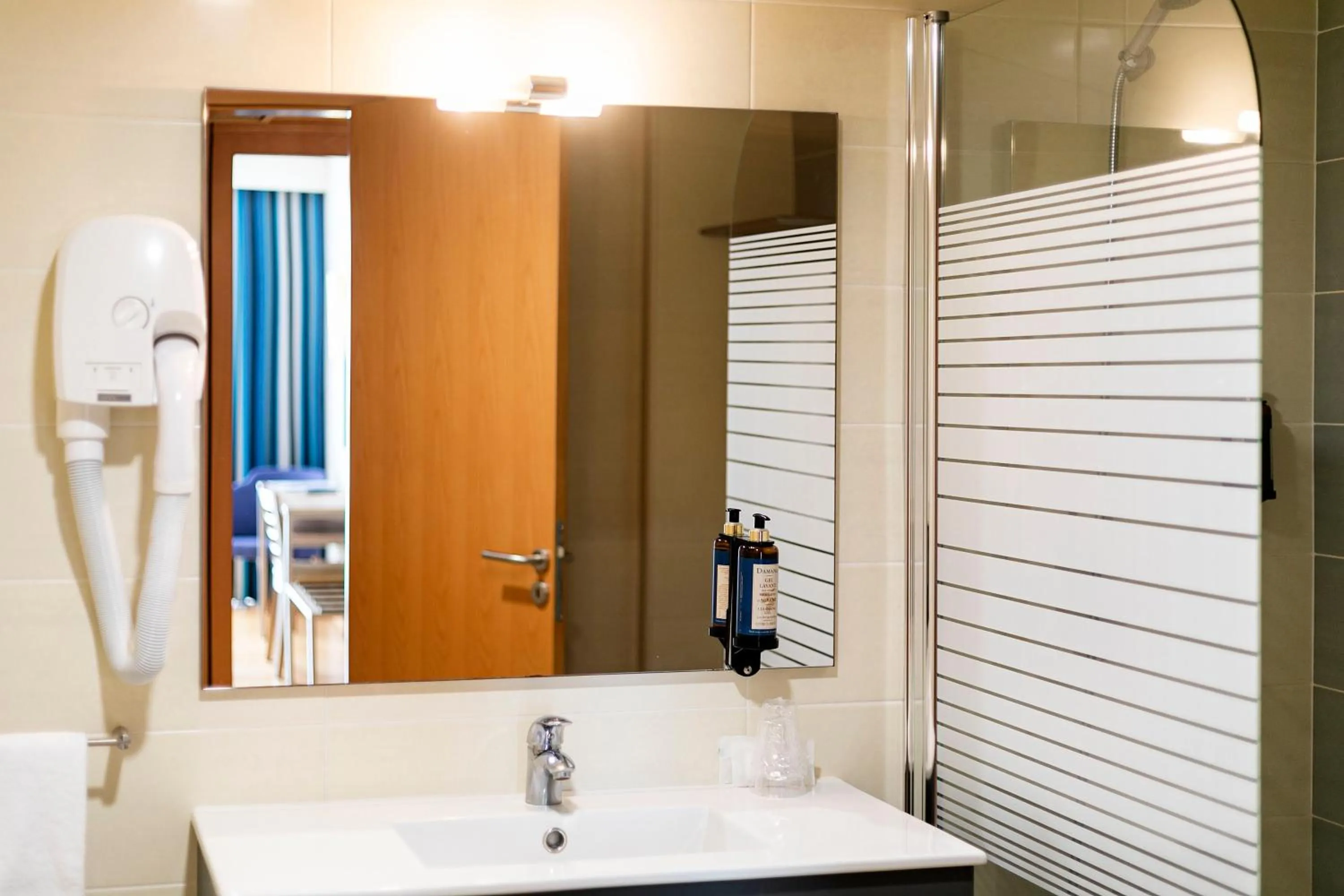 Shower in Antillia Hotel