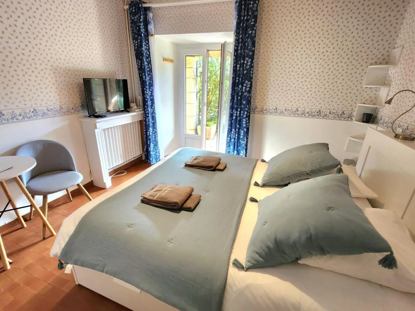Photo of the whole room, Bed in Le Barry du Grand Chemin