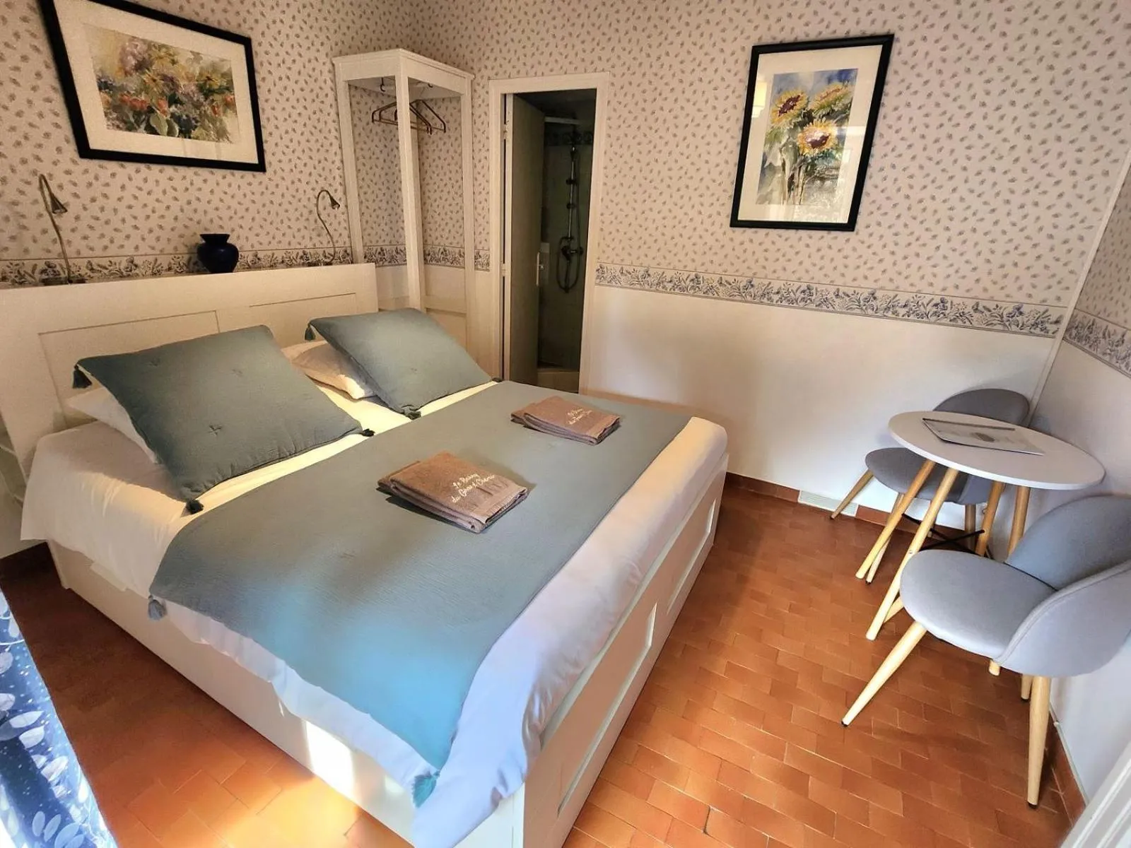 Photo of the whole room, Bed in Le Barry du Grand Chemin