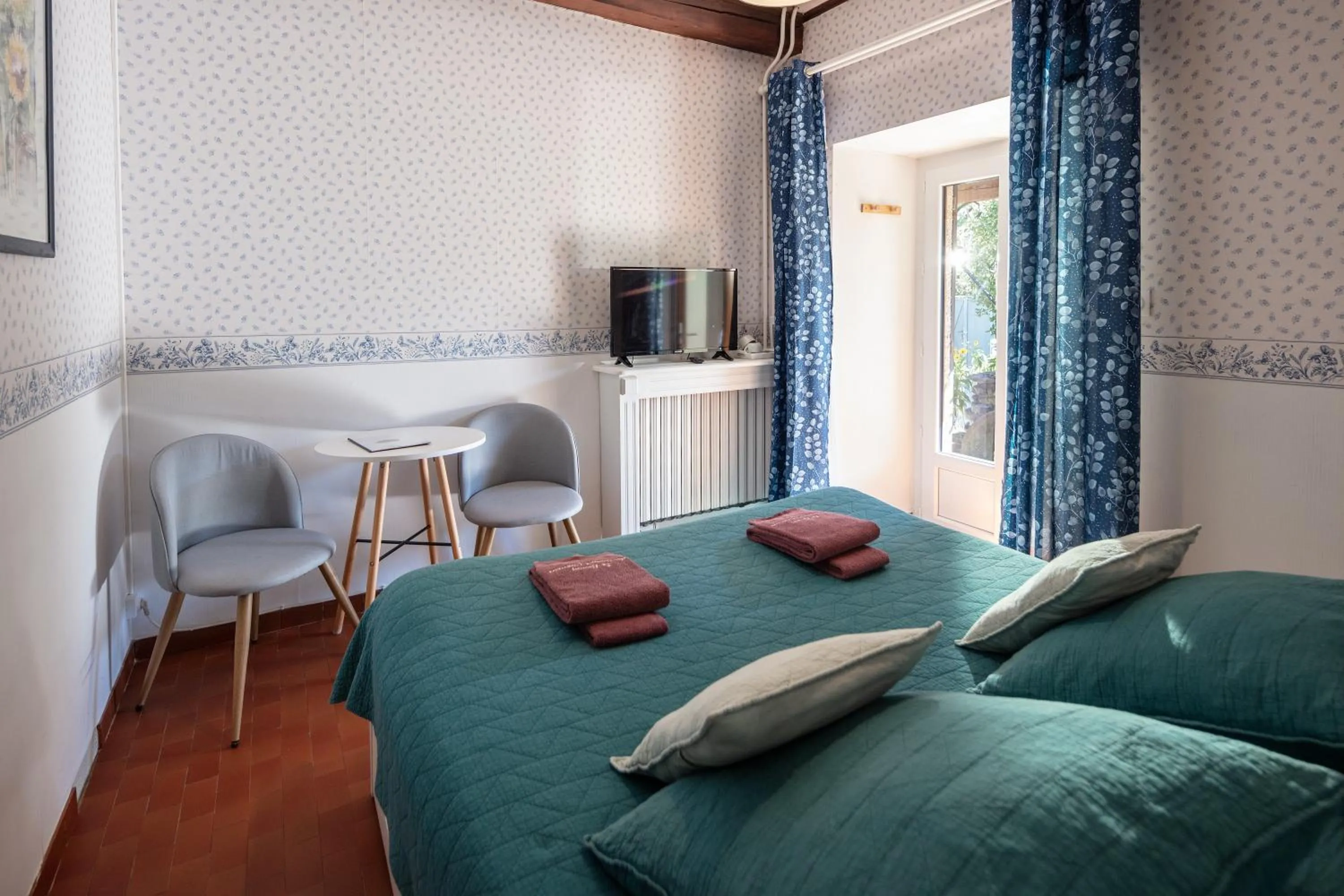 Photo of the whole room, Bed in Le Barry du Grand Chemin