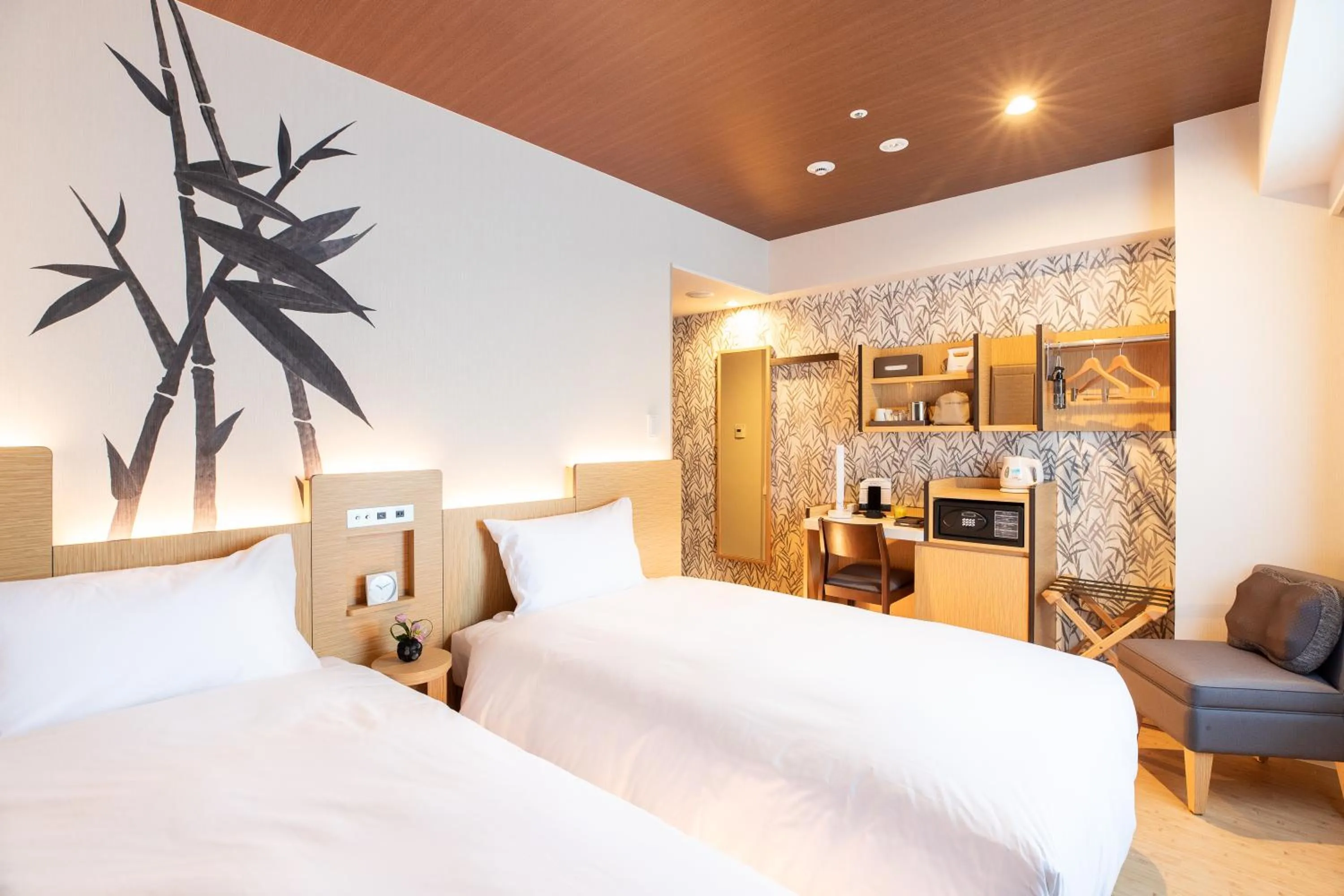 Photo of the whole room, Bed in Daiwa Roynet Hotel Nagoya Fushimi