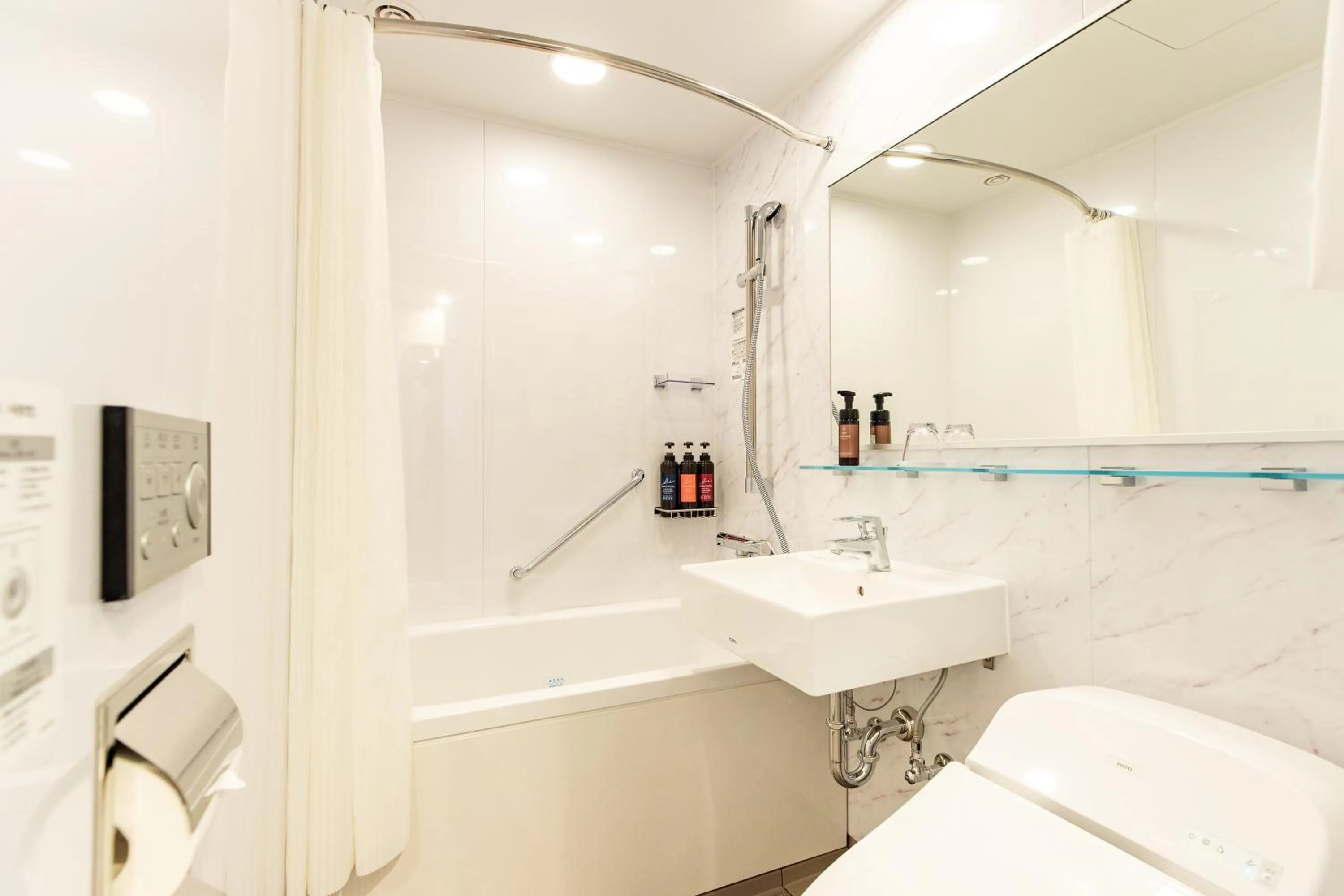 Shower in Daiwa Roynet Hotel Nagoya Fushimi