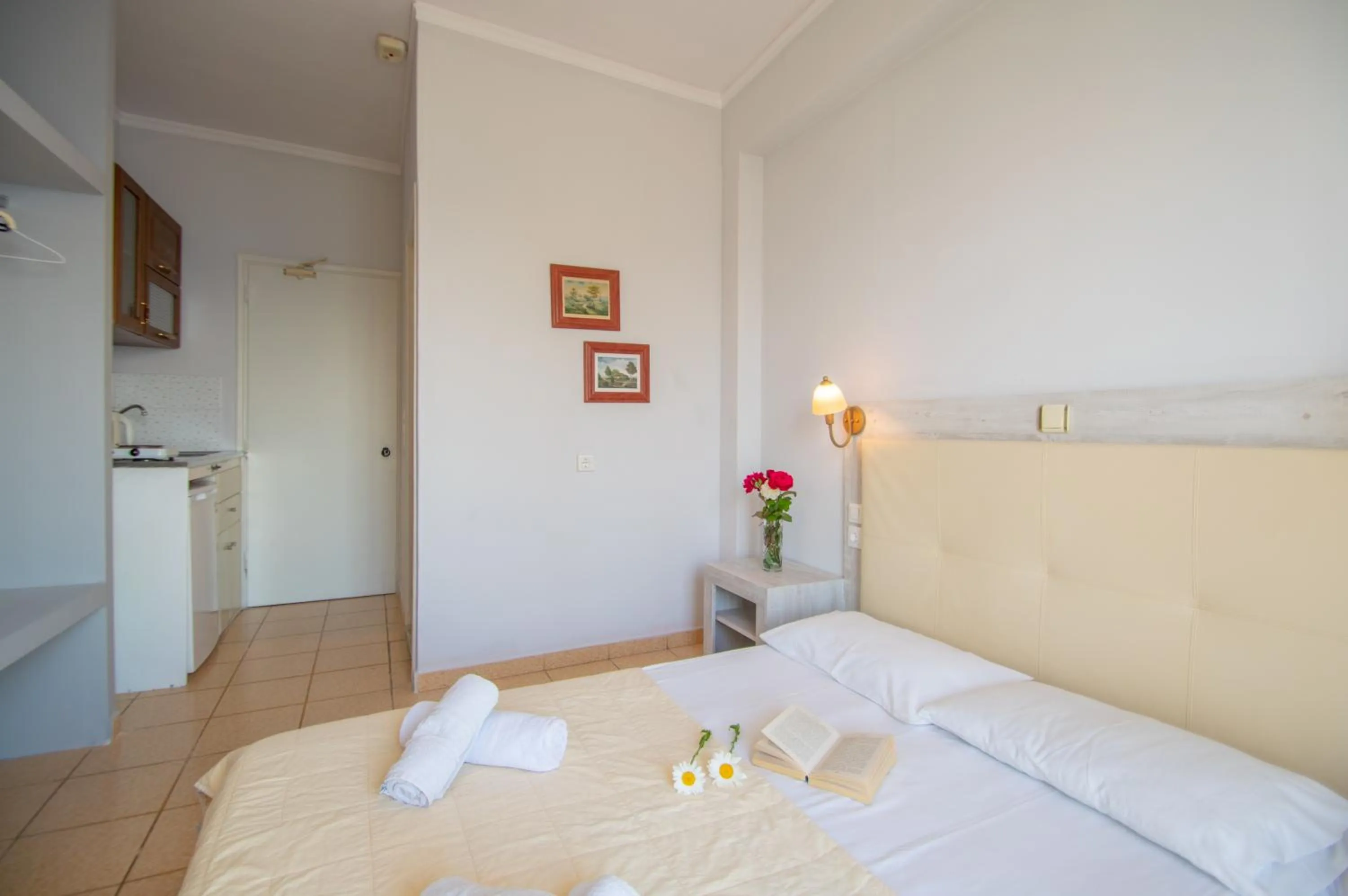 Kitchen or kitchenette, Bed in Agoulos Beach Hotel