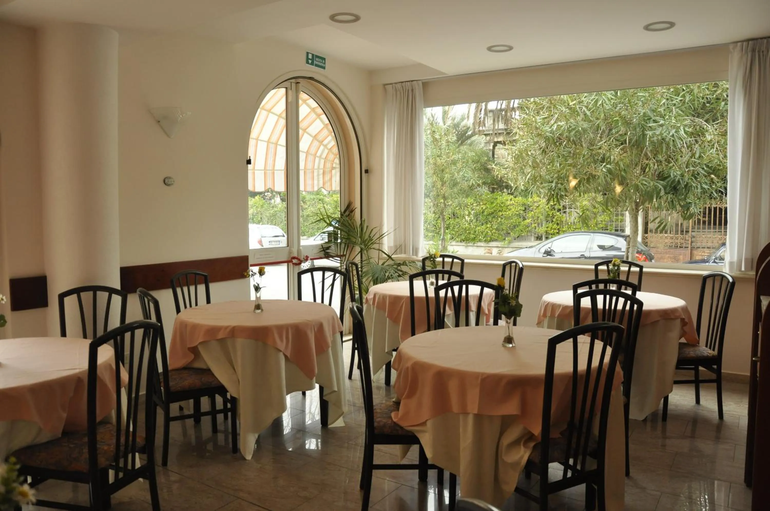 Restaurant/places to eat in Florentia Hotel