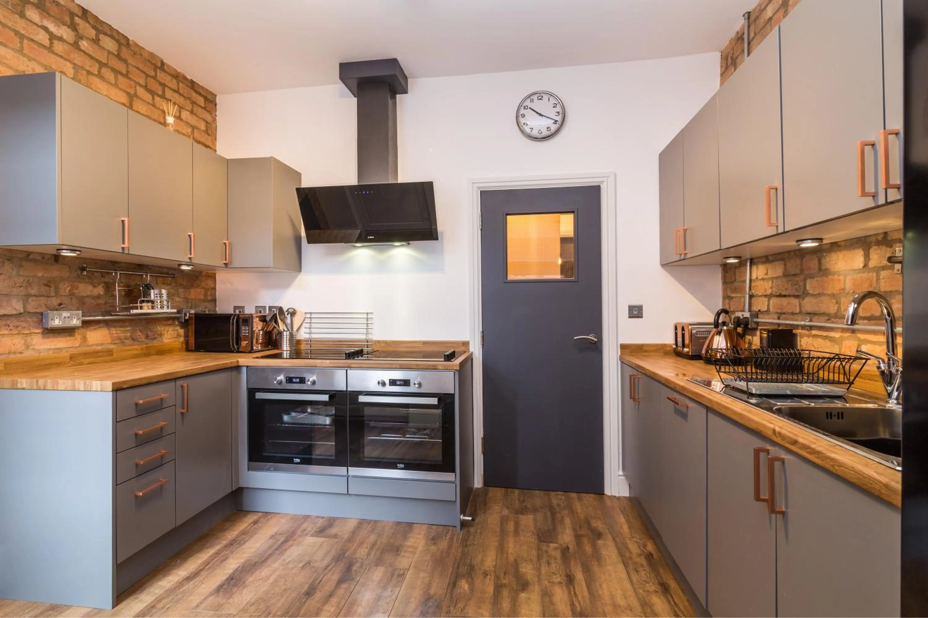 Communal kitchen in Salisbury Street Guesthouse