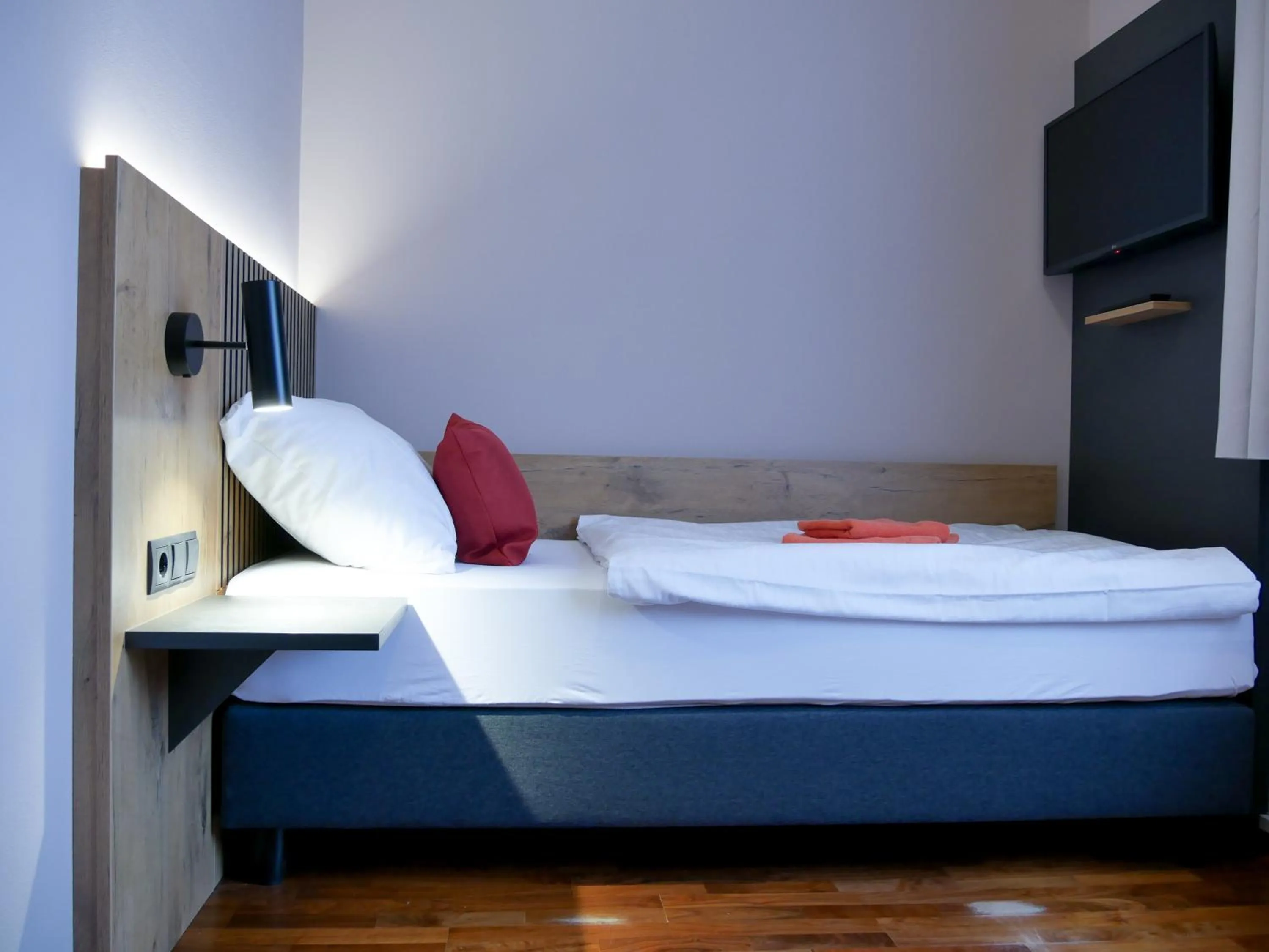 Bed in Hotel Linde-Sinohaus