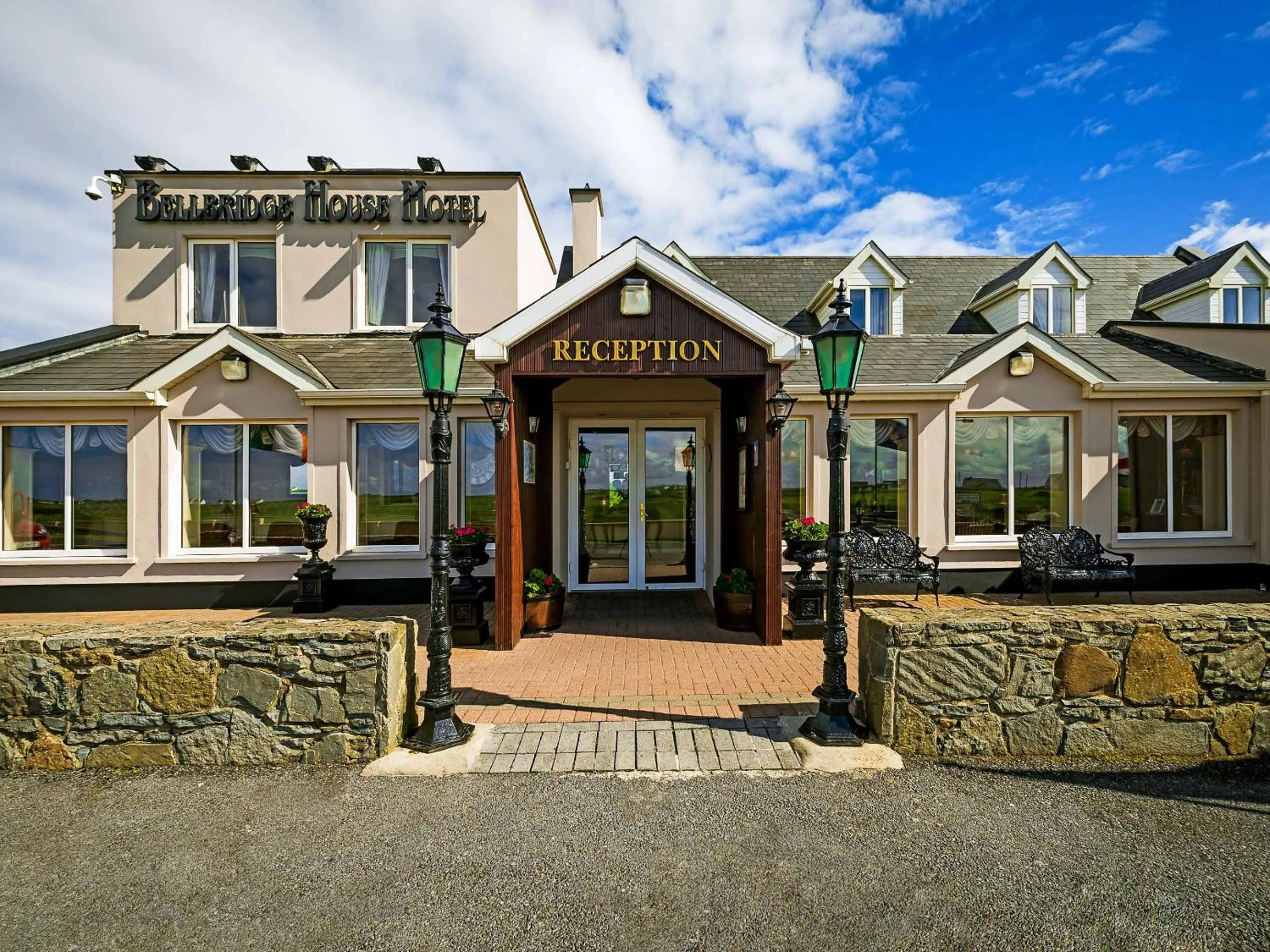 Facade/entrance in Bellbridge House Hotel