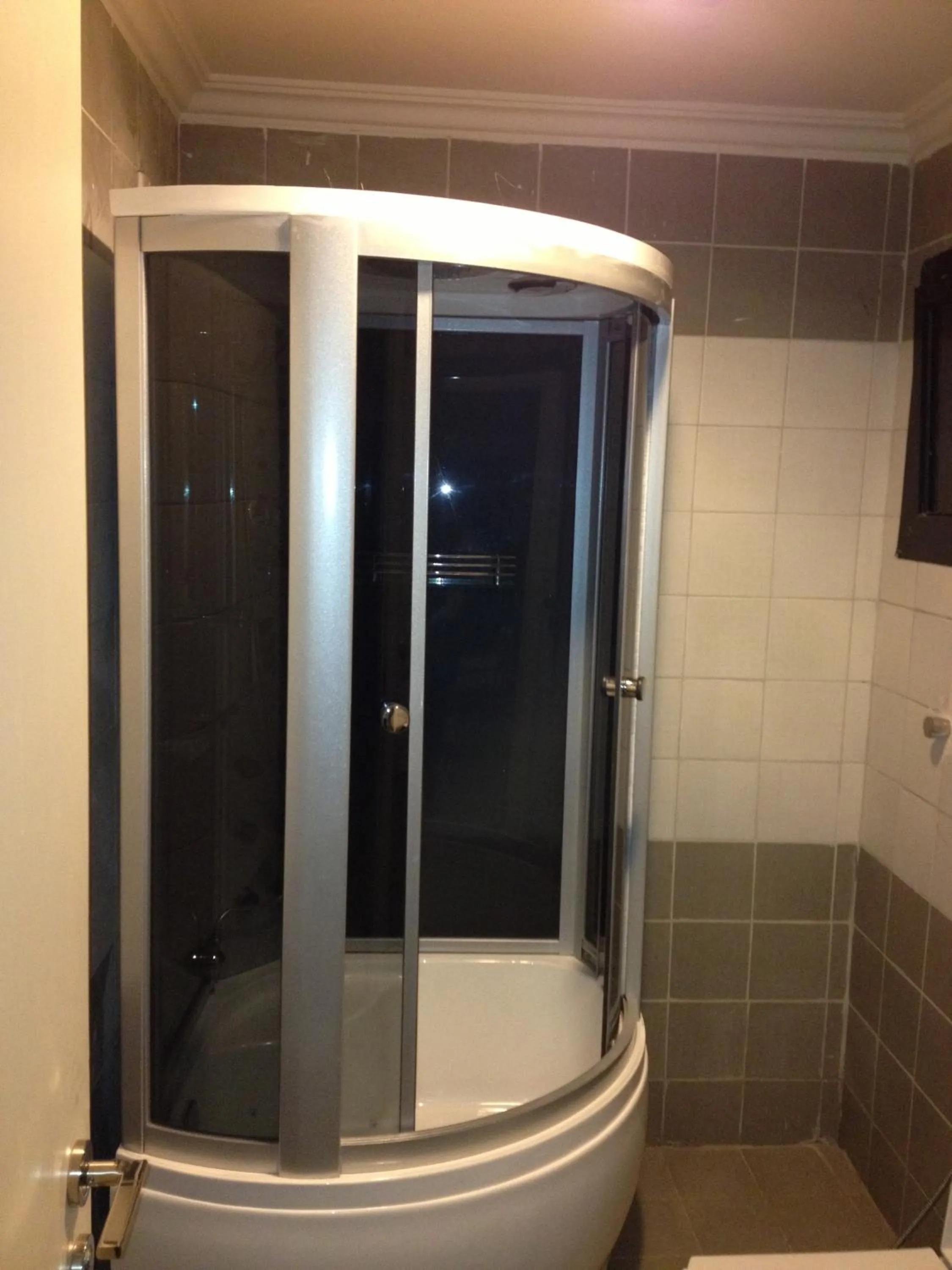 Bathroom in Al Janaderia Suites 7