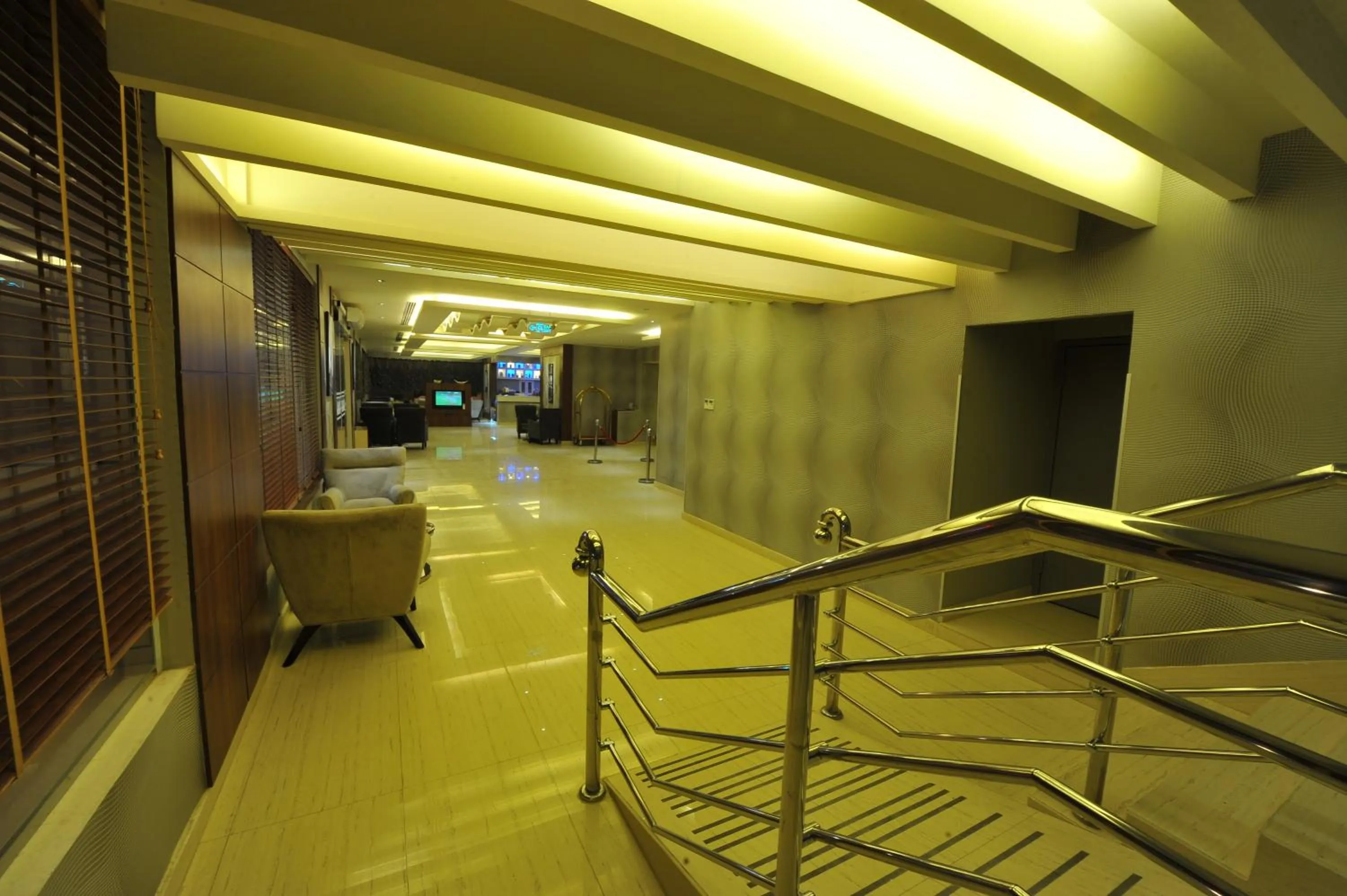 Lobby or reception in Al Janaderia Suites 7