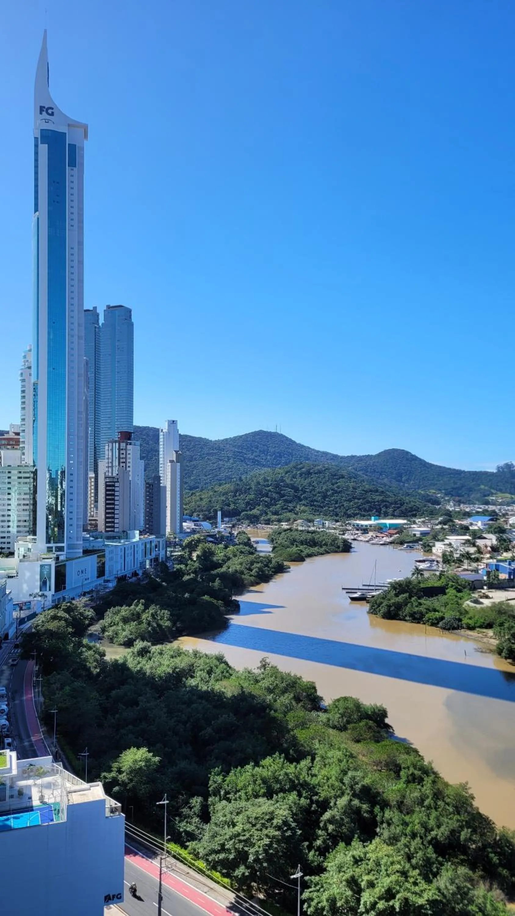 Apto na Quadra do Mar e Vista para o Rio