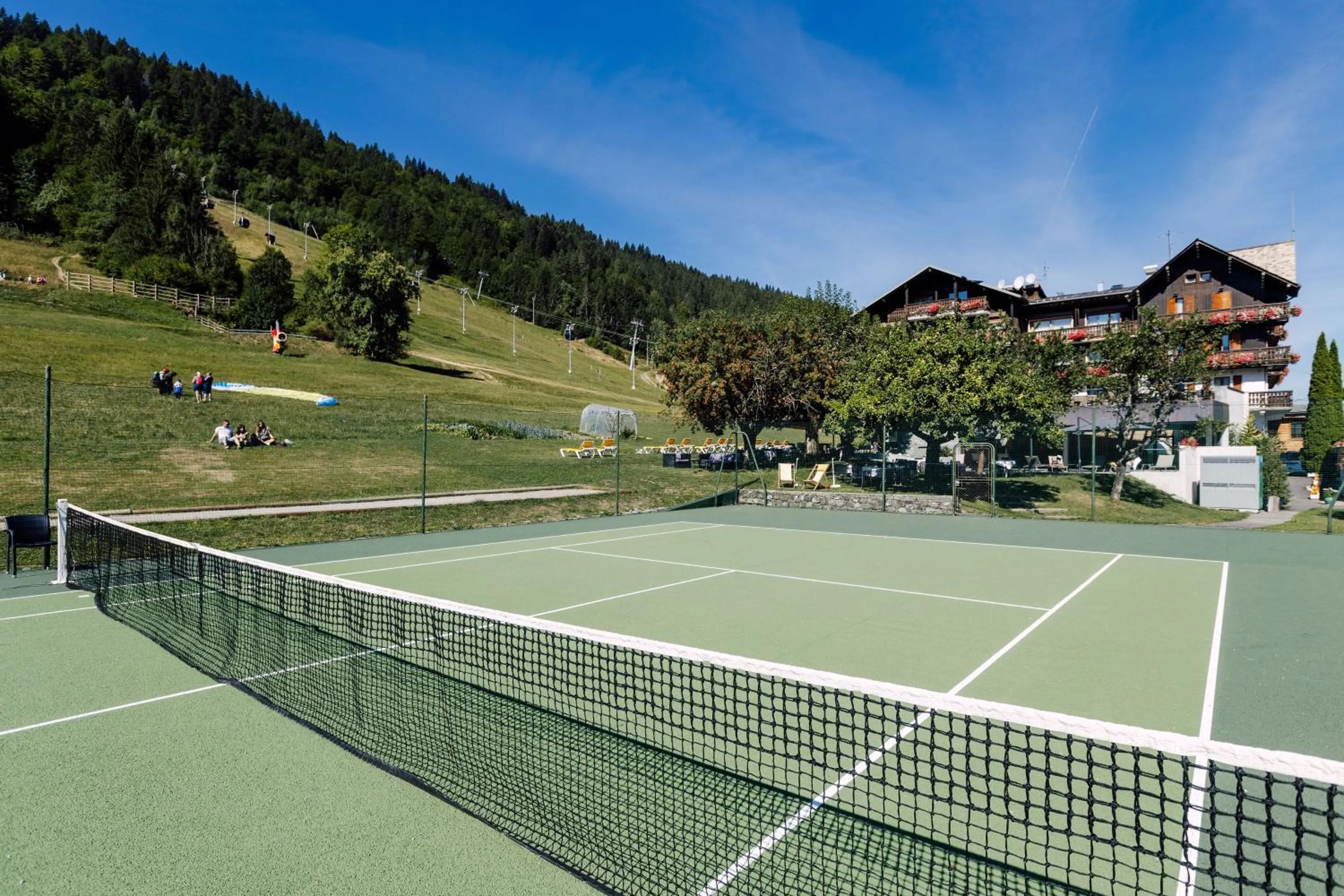 Tennis court in Hôtel Champs Fleuris Morzine