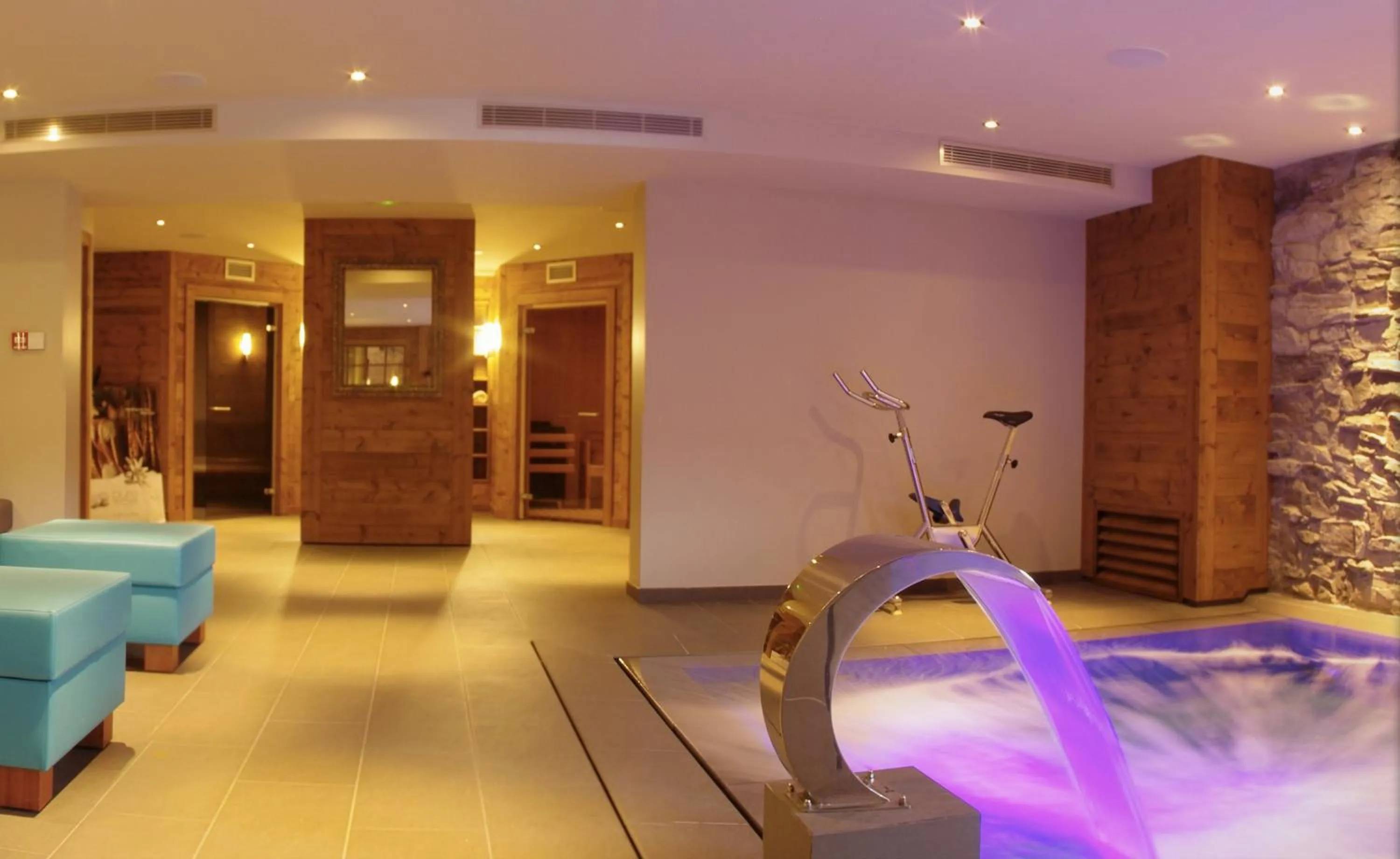 Communal lounge/ TV room in Hôtel Champs Fleuris Morzine