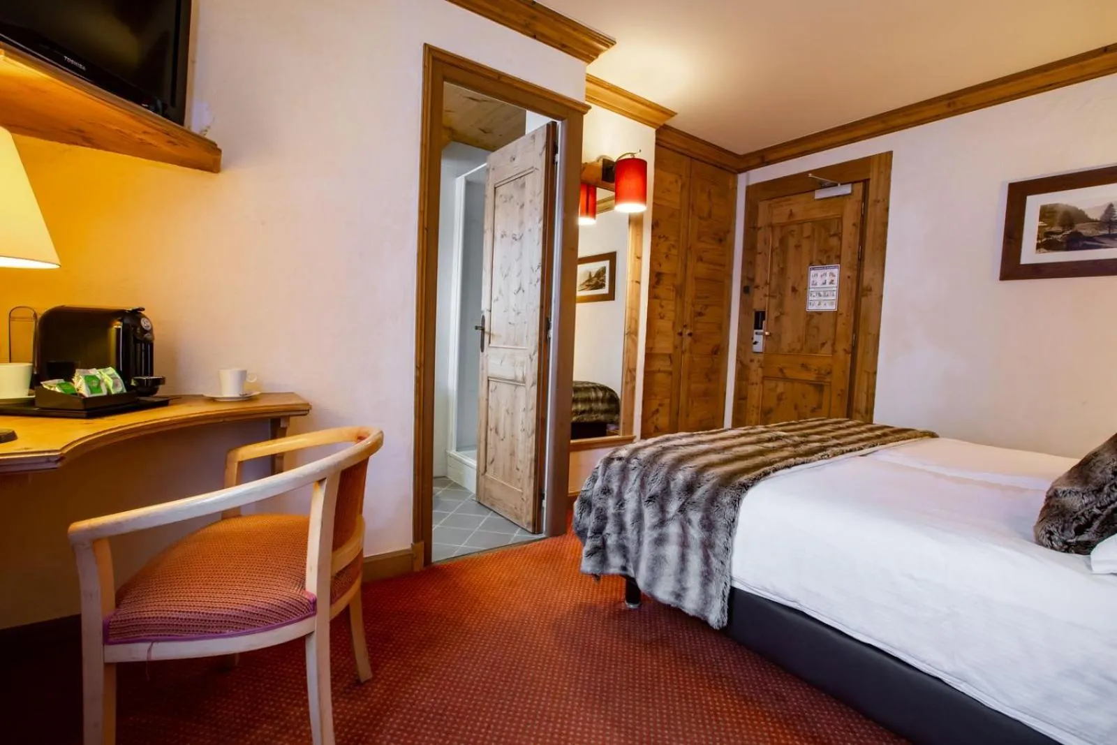 Bed in Hôtel Champs Fleuris Morzine