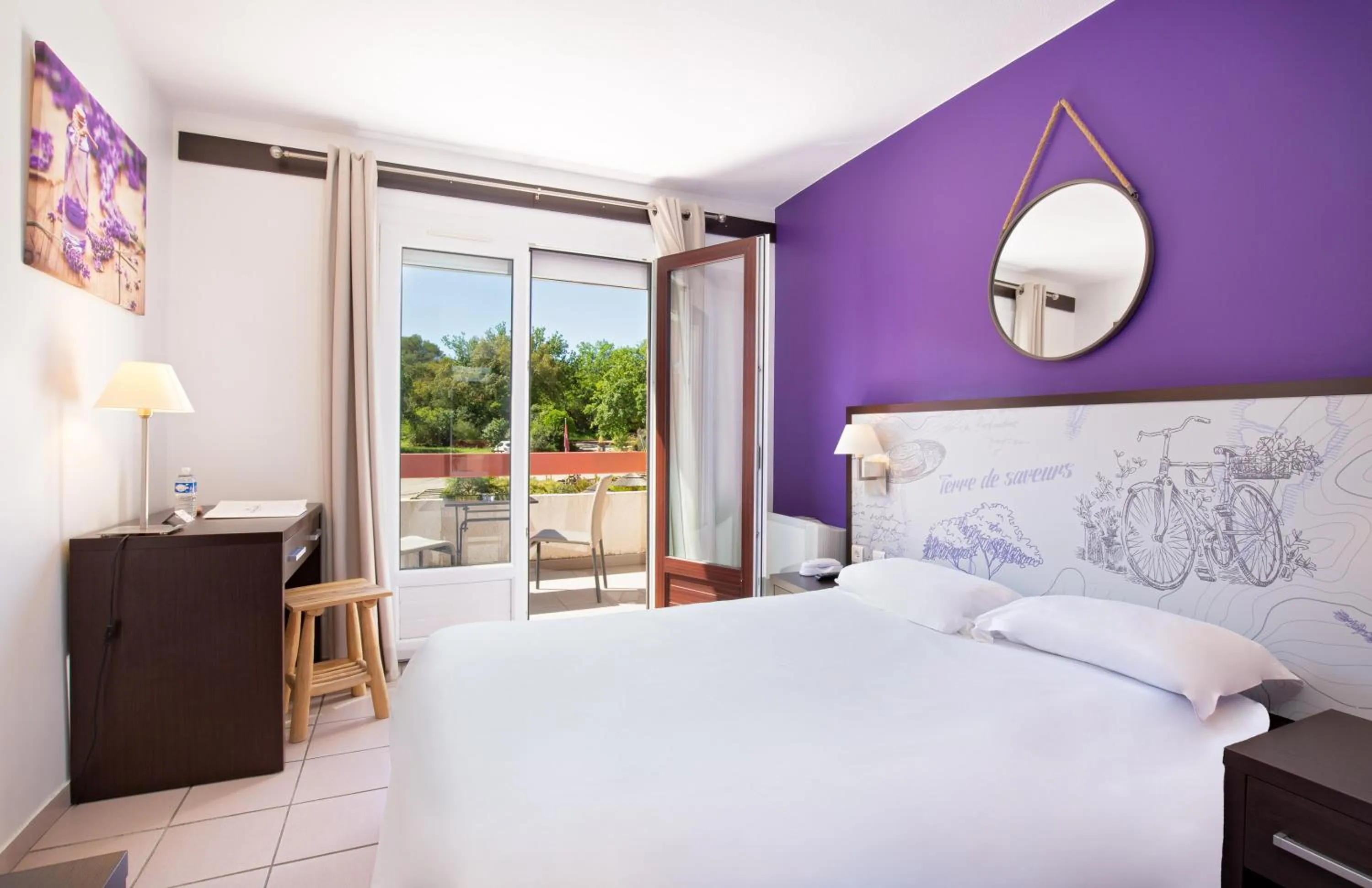 Property building, Bed in Les Pins Blancs en Provence