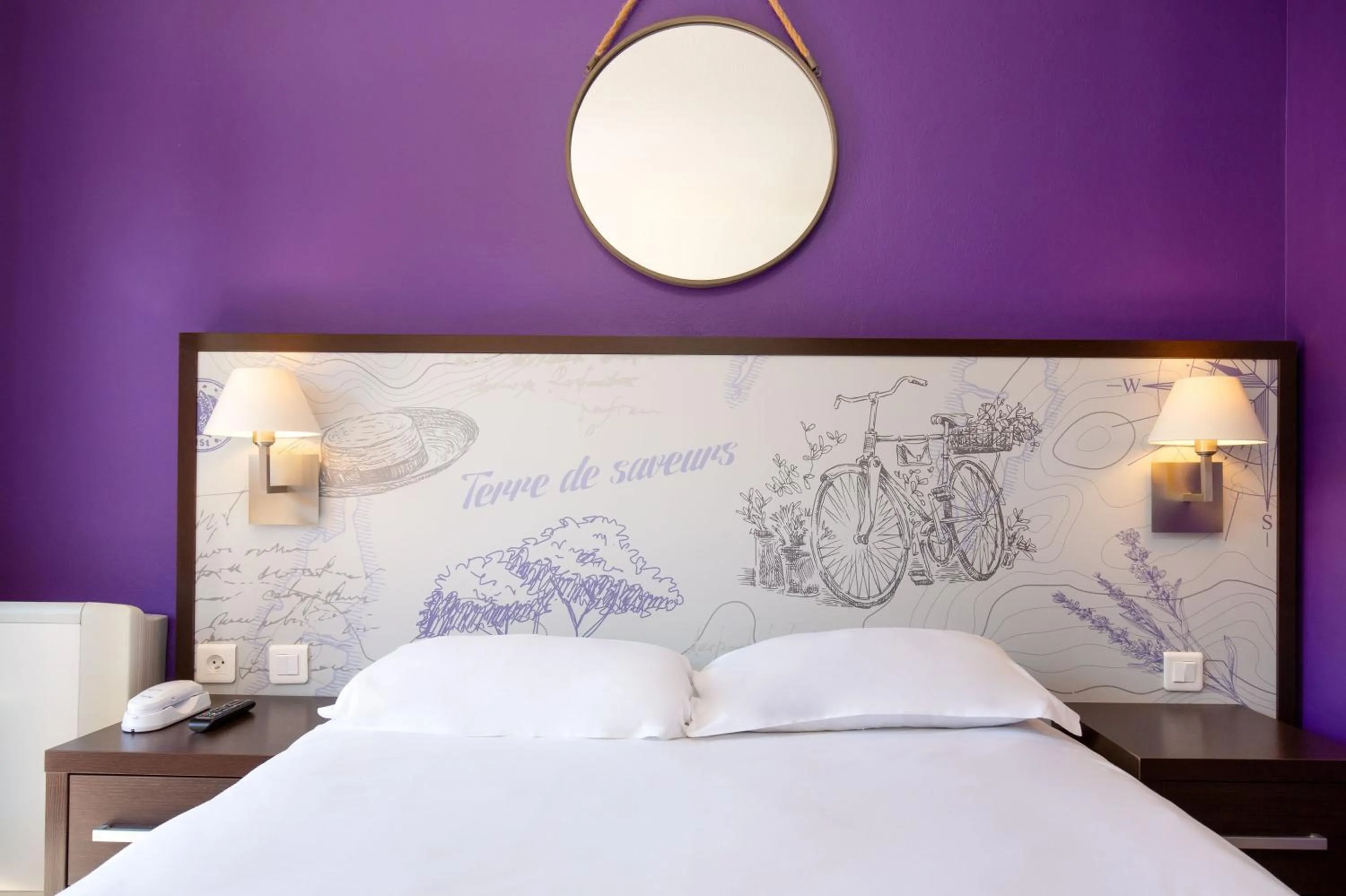 Property building, Bed in Les Pins Blancs en Provence