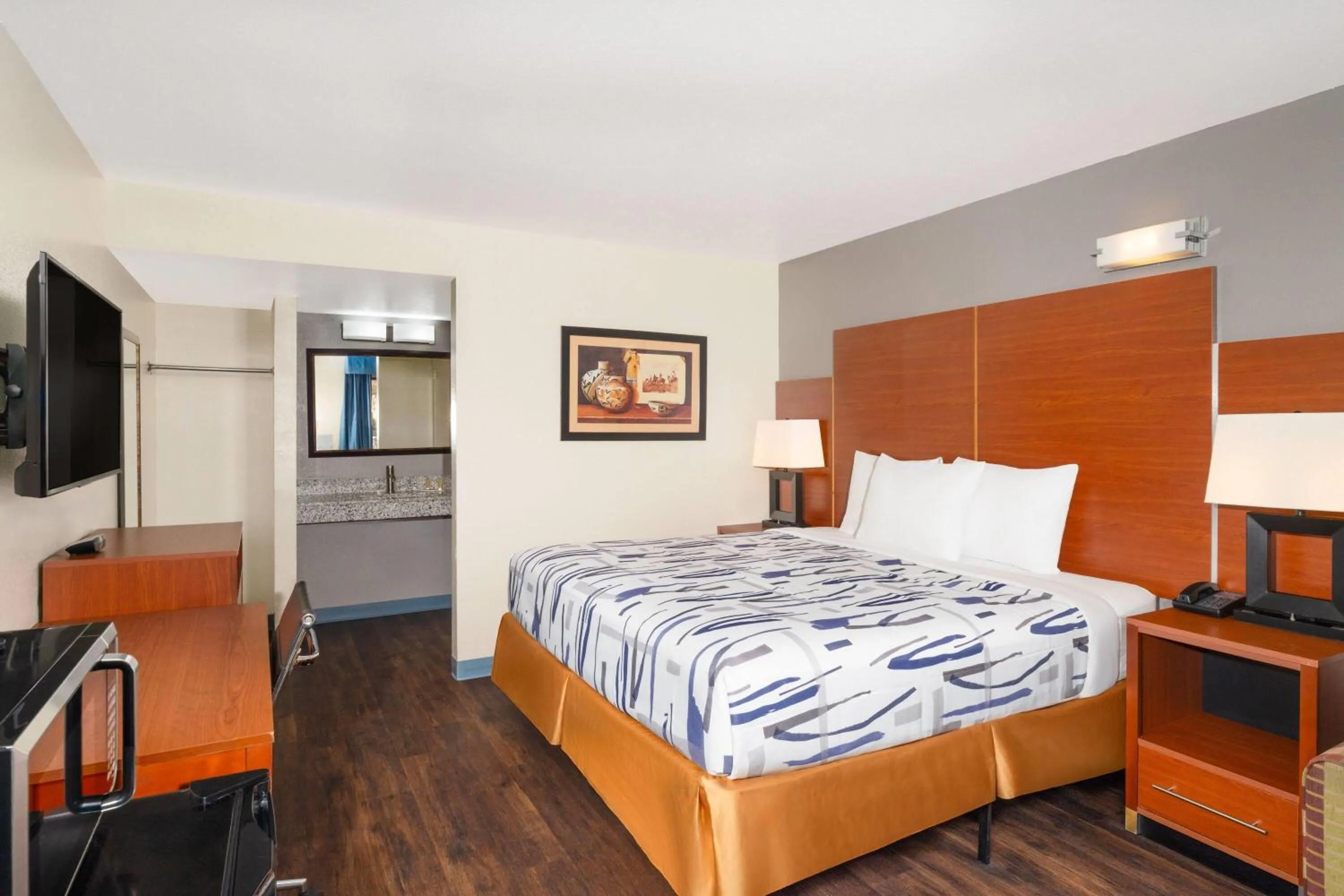 Photo of the whole room, Bed in Travelodge by Wyndham Albuquerque West