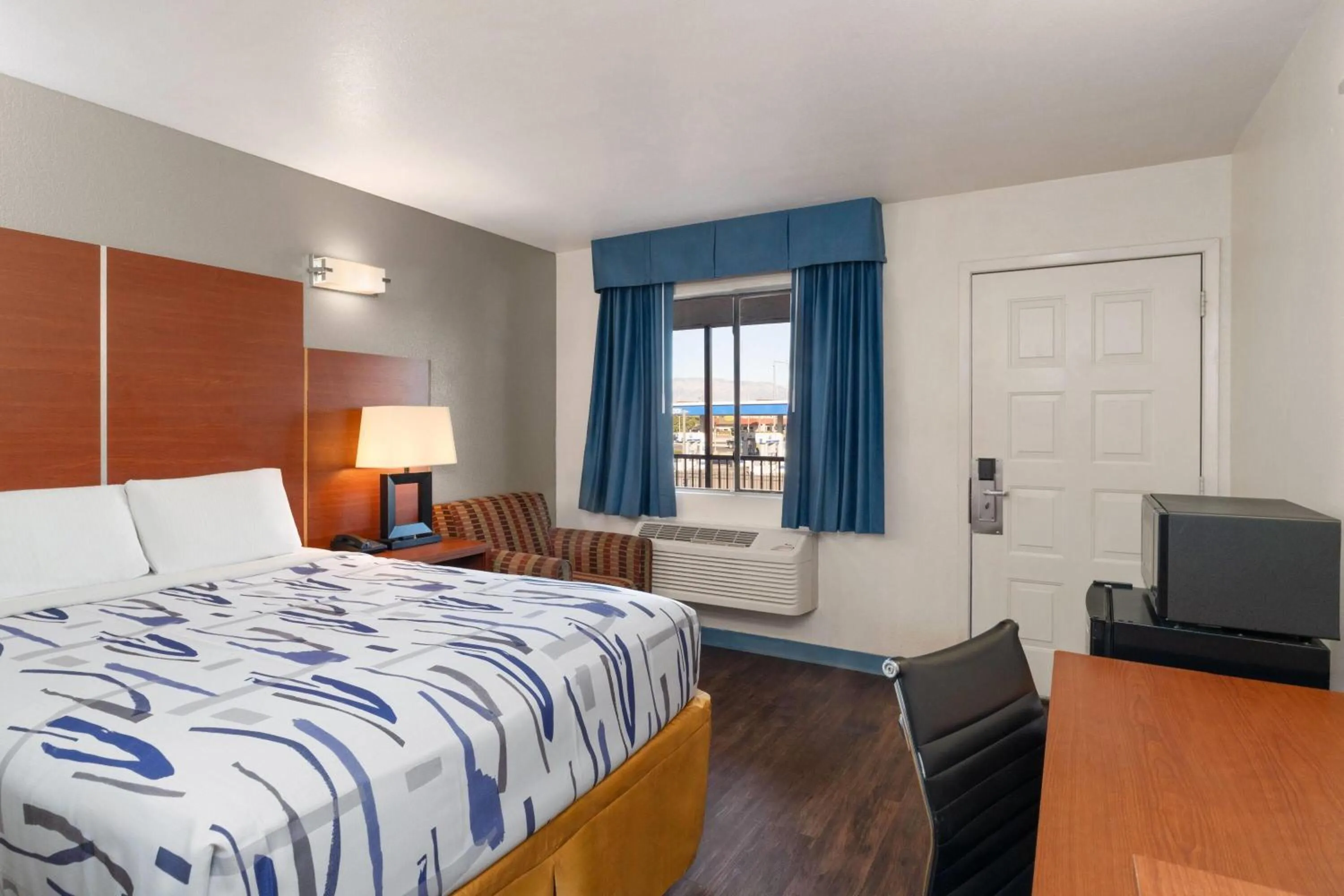 Photo of the whole room, Bed in Travelodge by Wyndham Albuquerque West