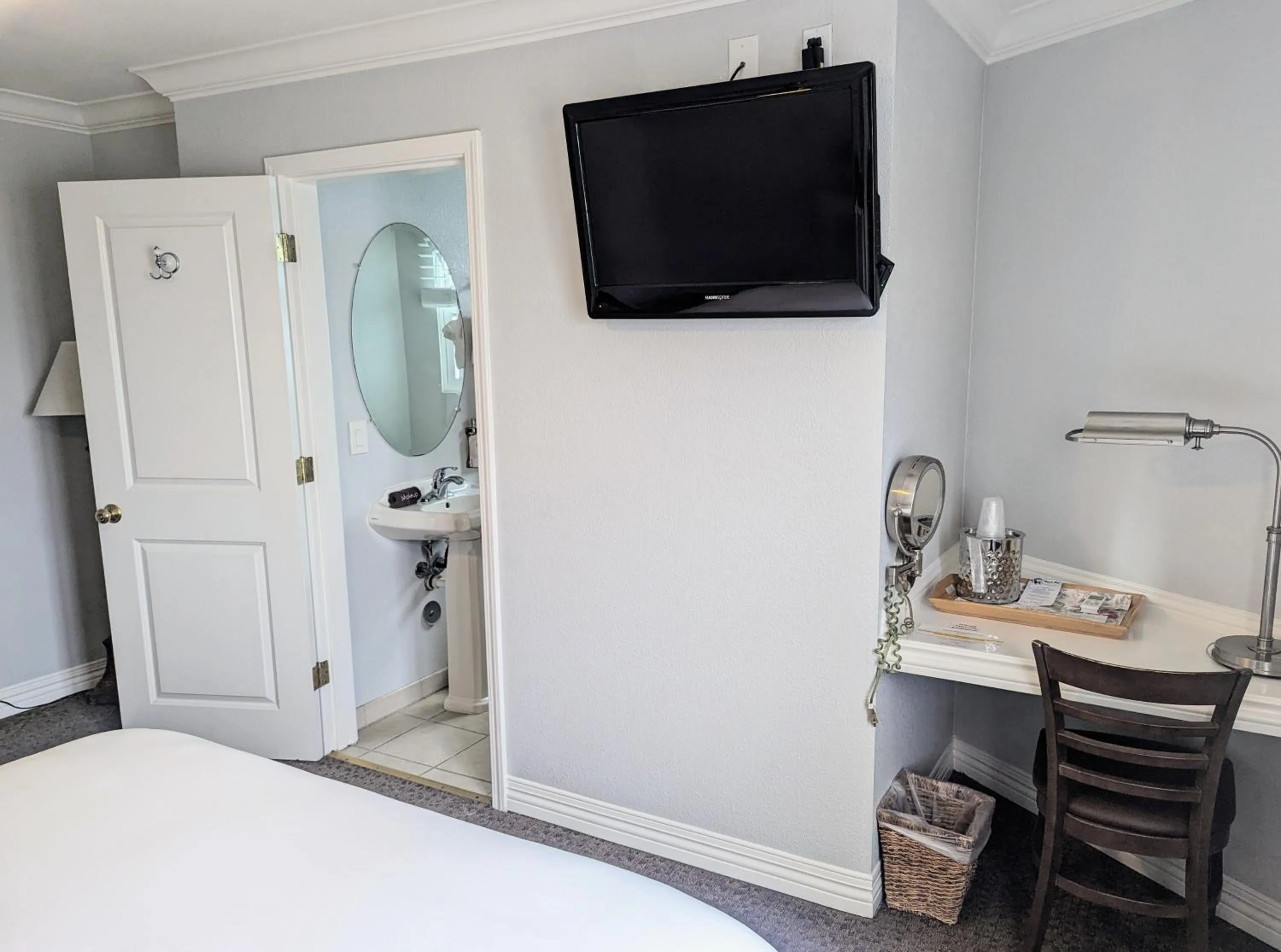 Bedroom, Bed in Capitola Hotel