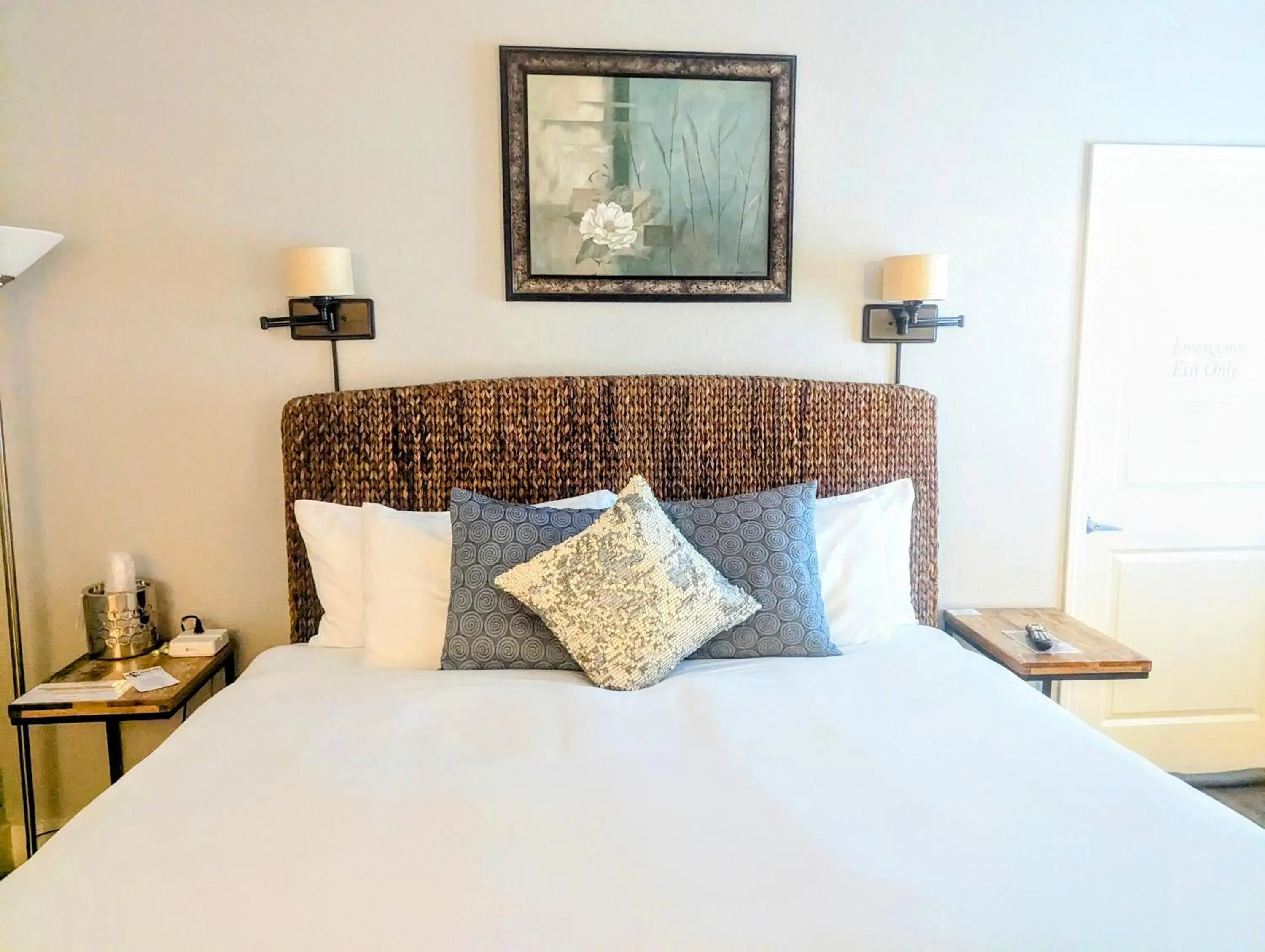 Deluxe King Room in Capitola Hotel Deluxe King Room in Capitola Hotel