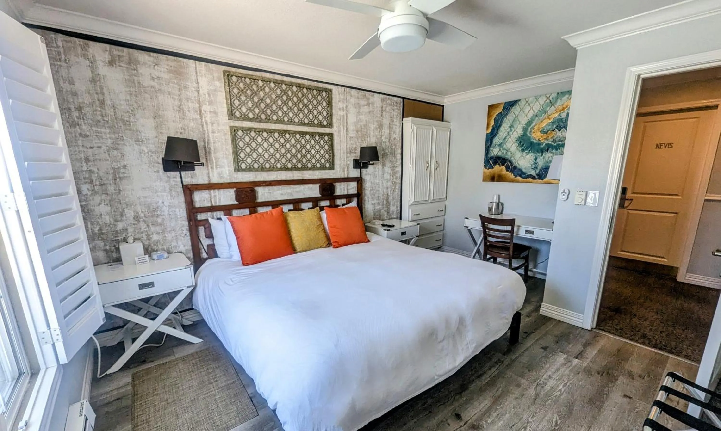 Bedroom, Bed in Capitola Hotel