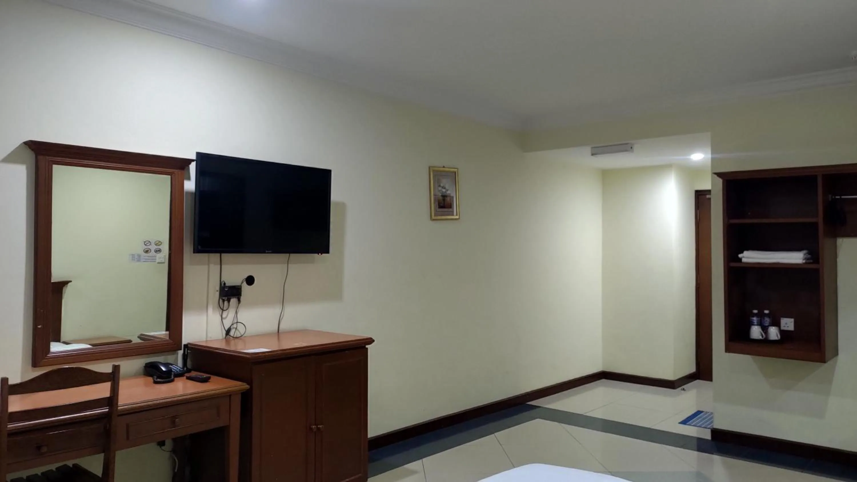 The Upper Deck Hotel