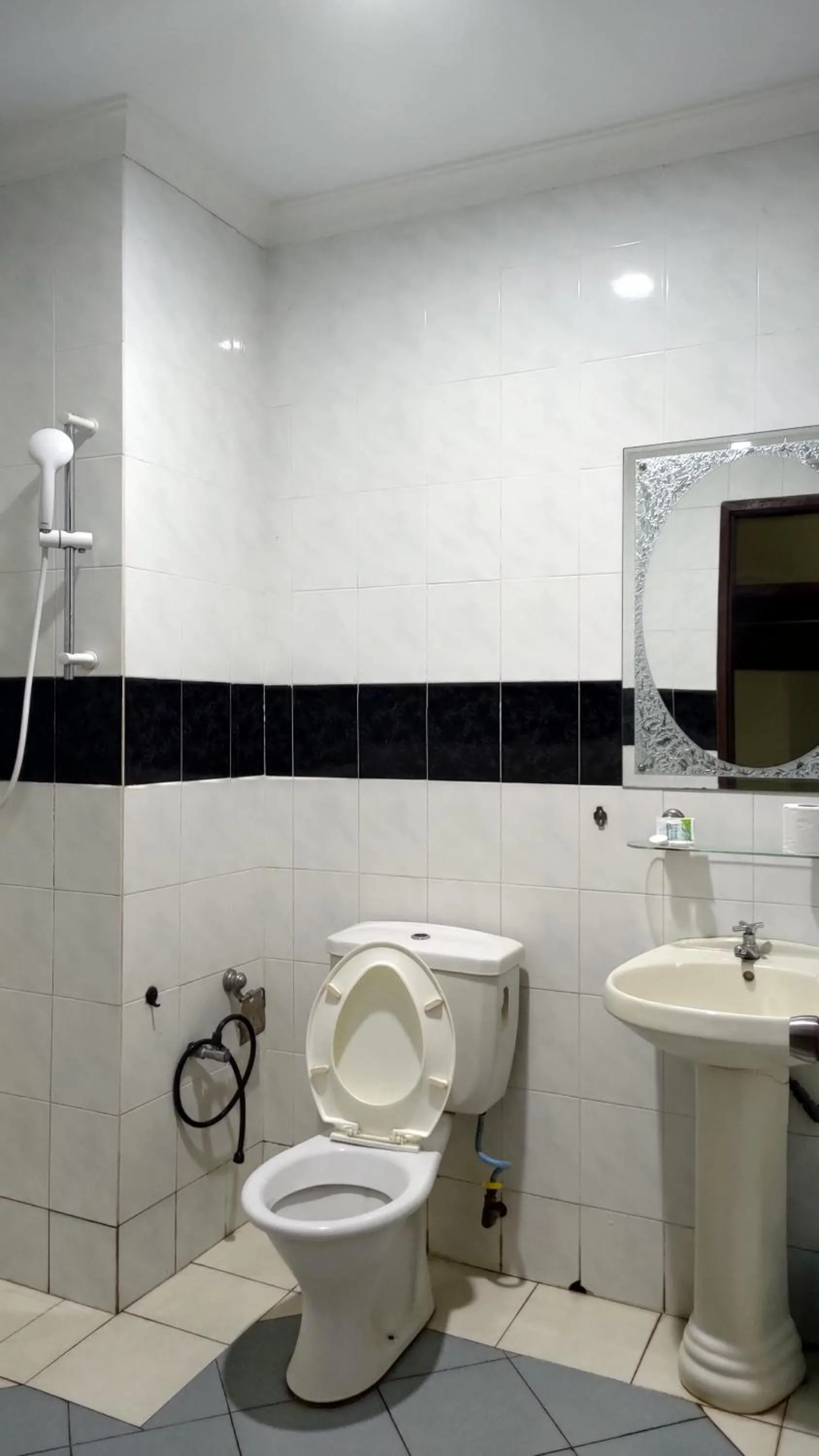 The Upper Deck Hotel