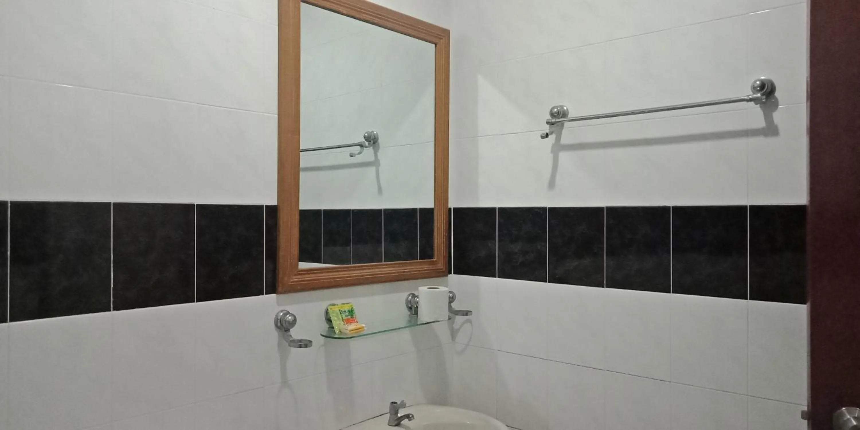 The Upper Deck Hotel