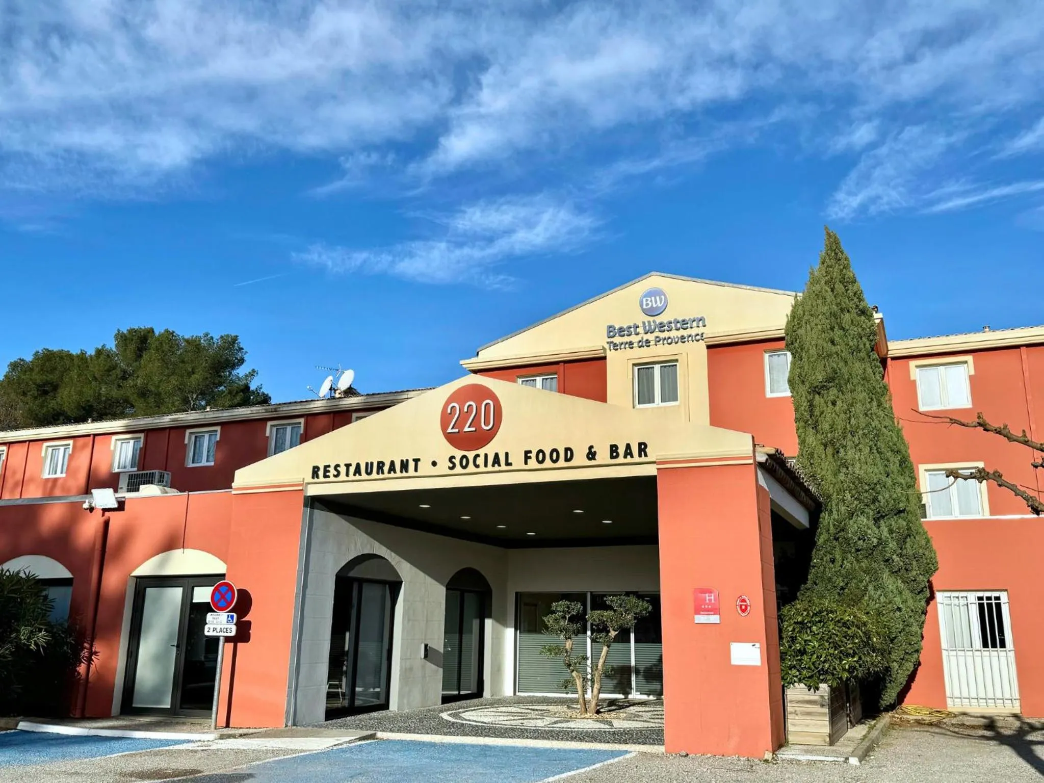 Property building in Best Western Terre de Provence