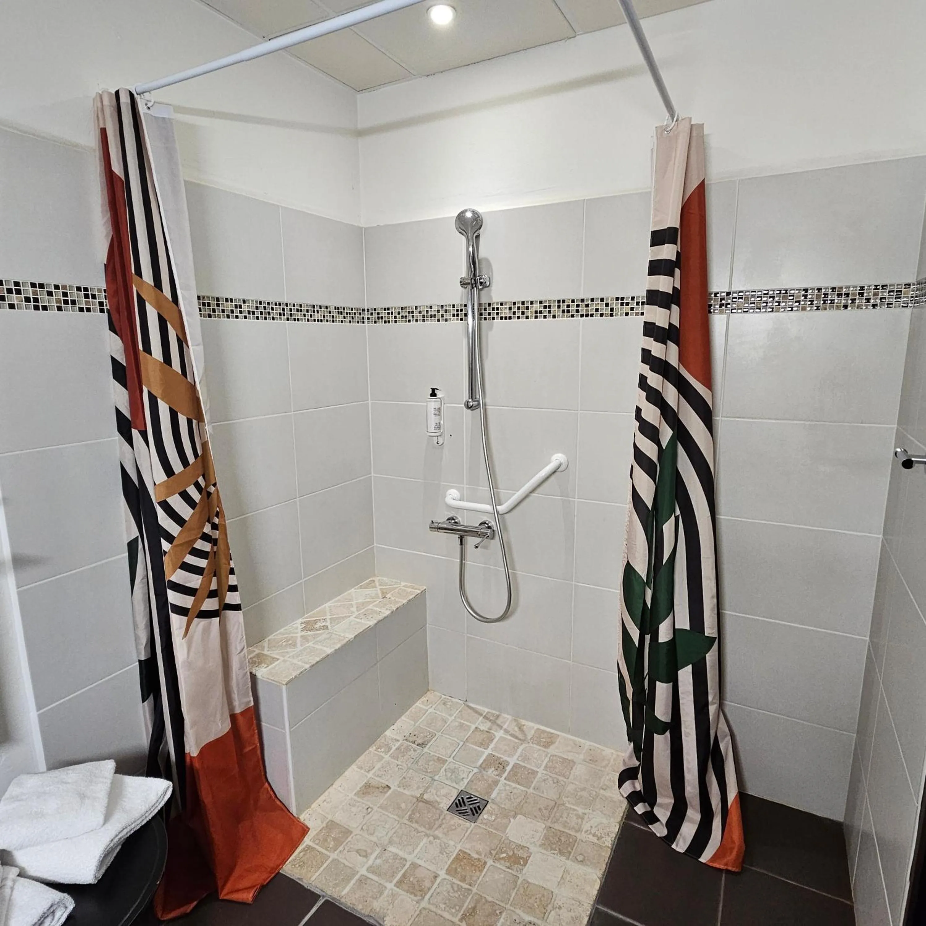Shower in Best Western Terre de Provence