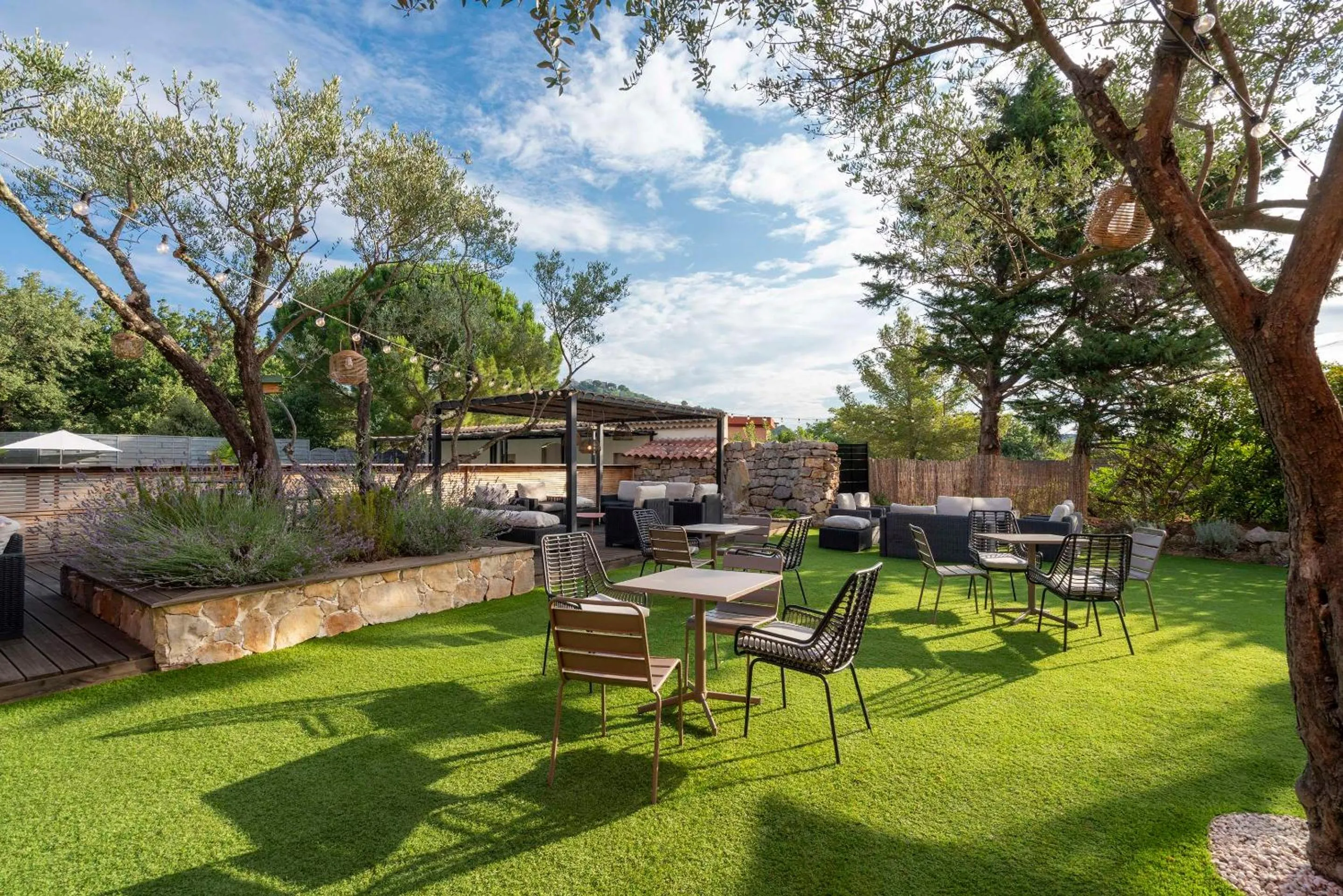 Property building in Best Western Terre de Provence