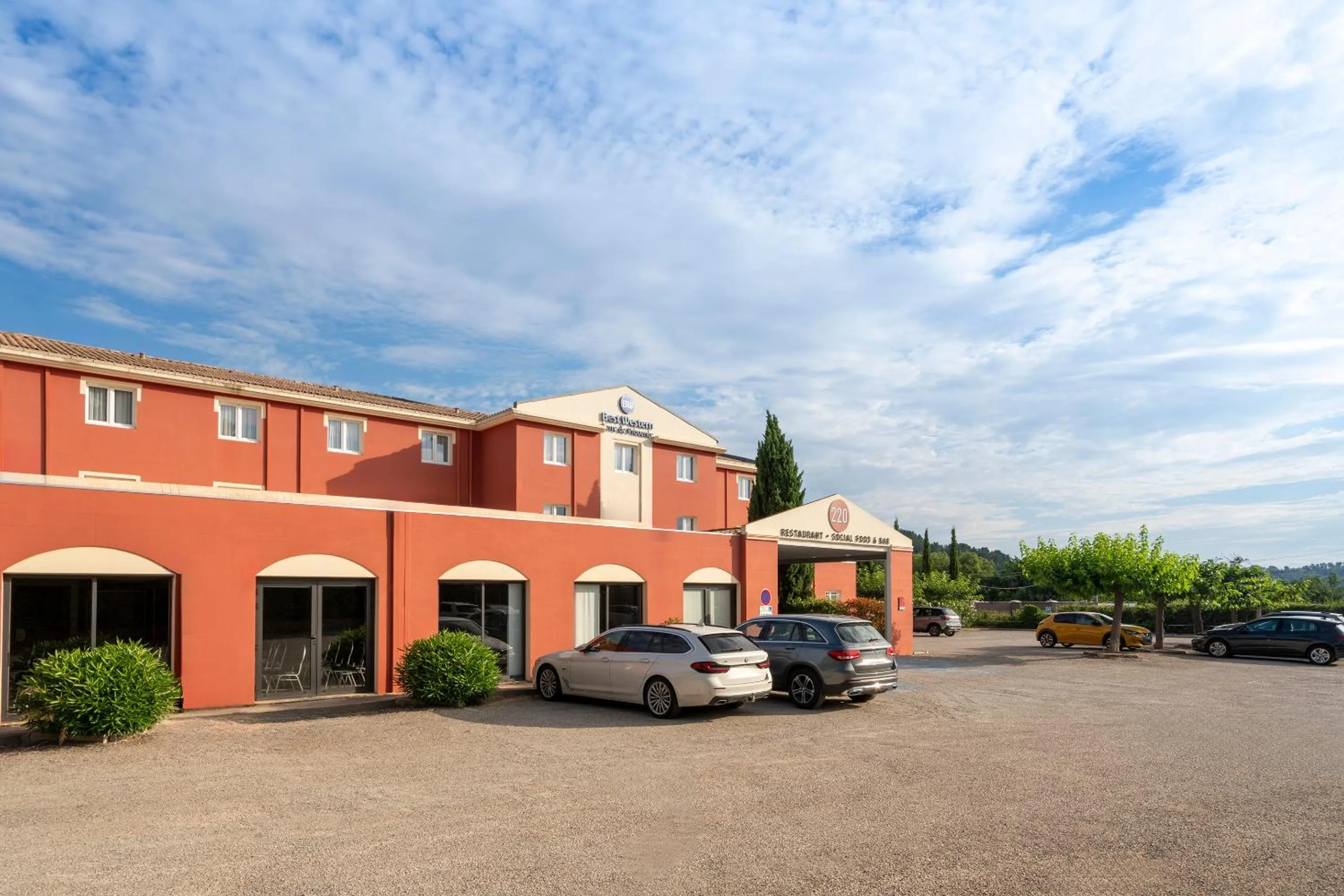 Property building in Best Western Terre de Provence
