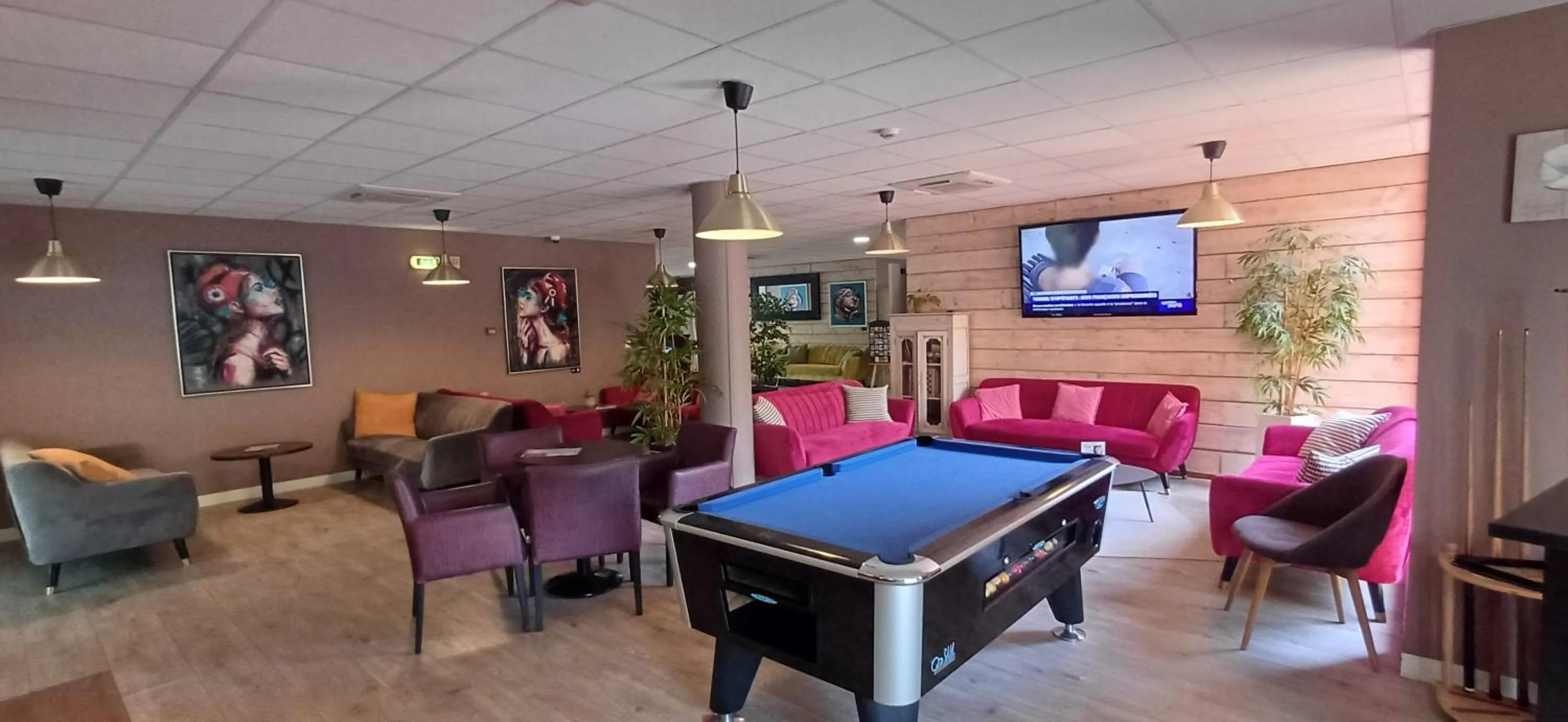 Communal lounge/ TV room in Best Western Terre de Provence