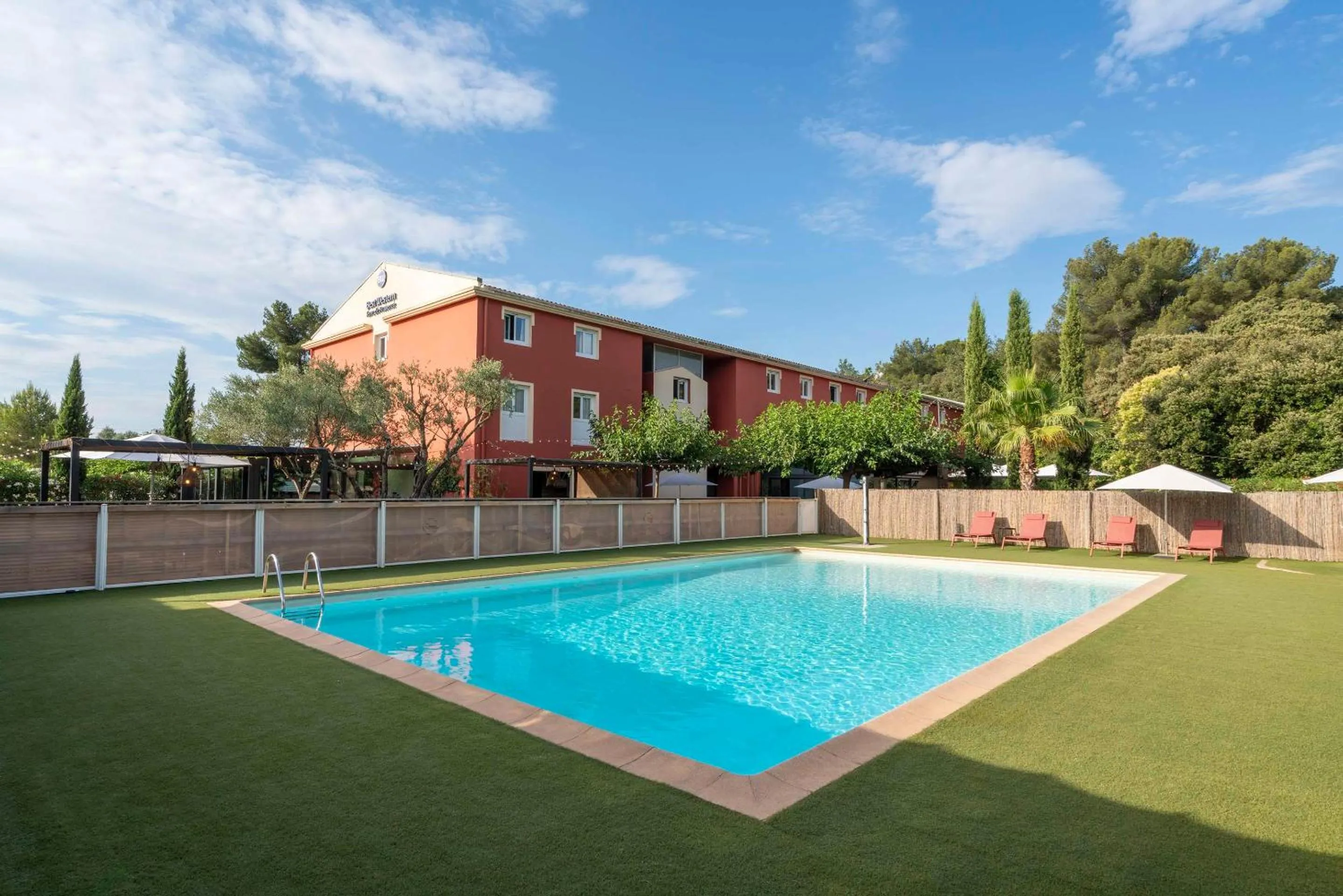 Property building in Best Western Terre de Provence