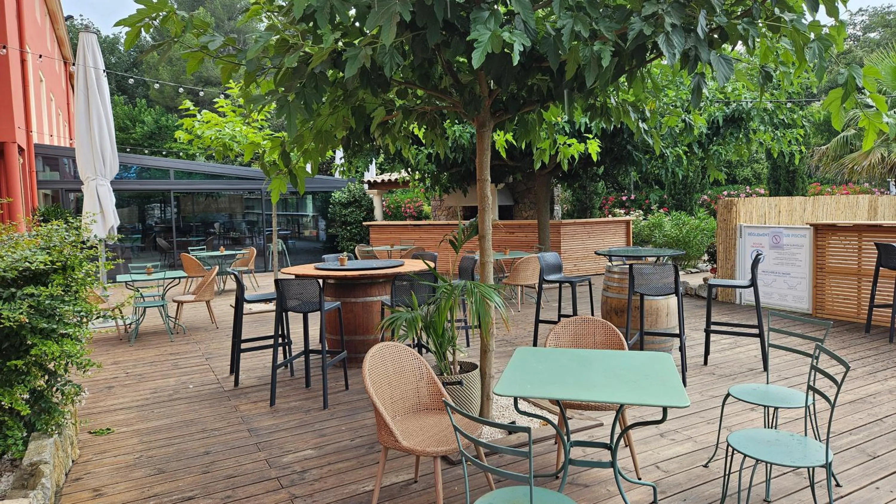 Patio in Best Western Terre de Provence
