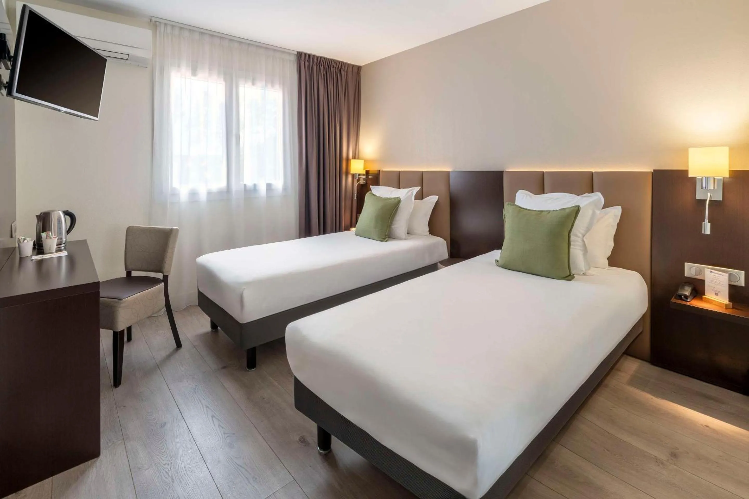 Photo of the whole room, Bed in Best Western Terre de Provence