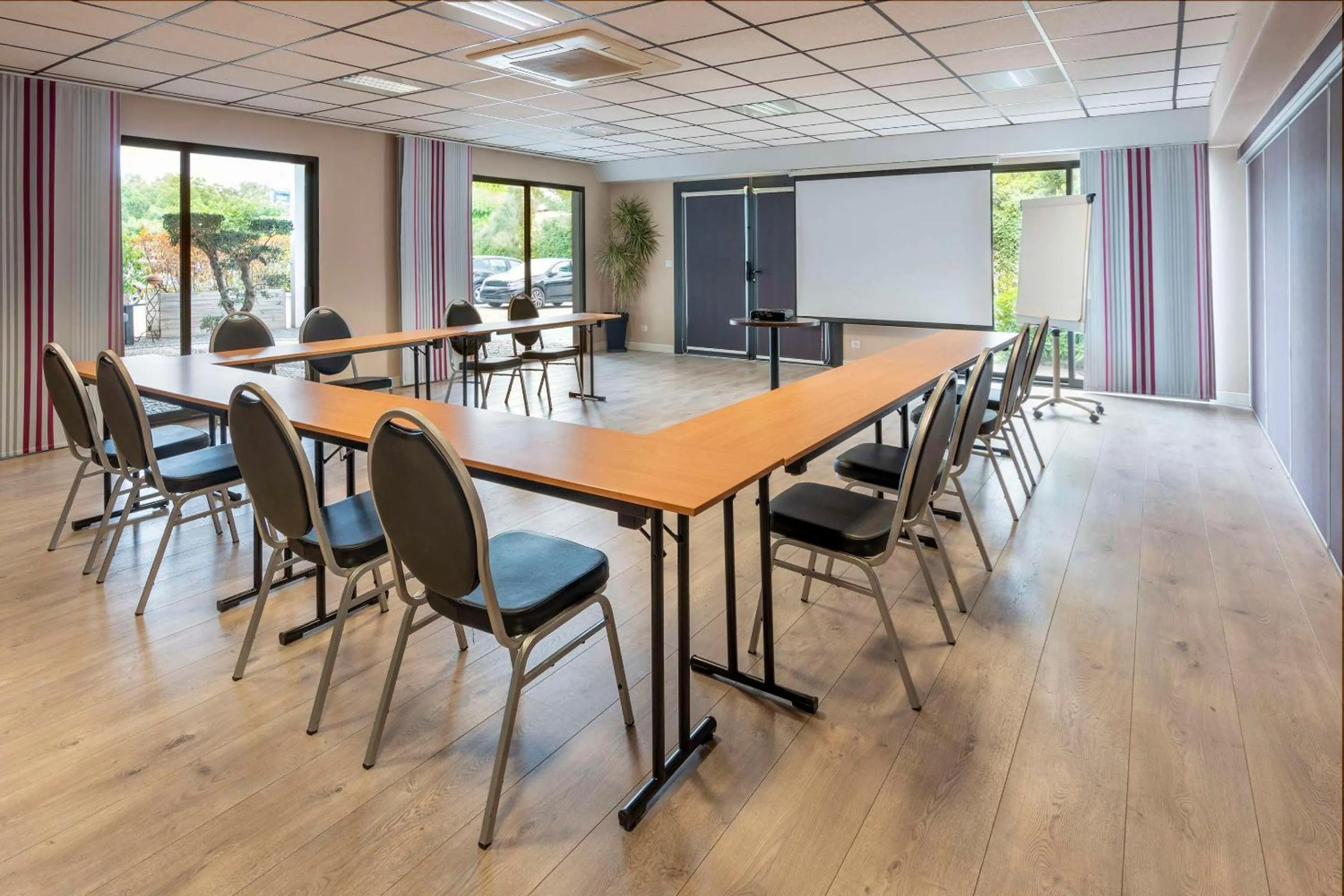 Meeting/conference room in Best Western Terre de Provence