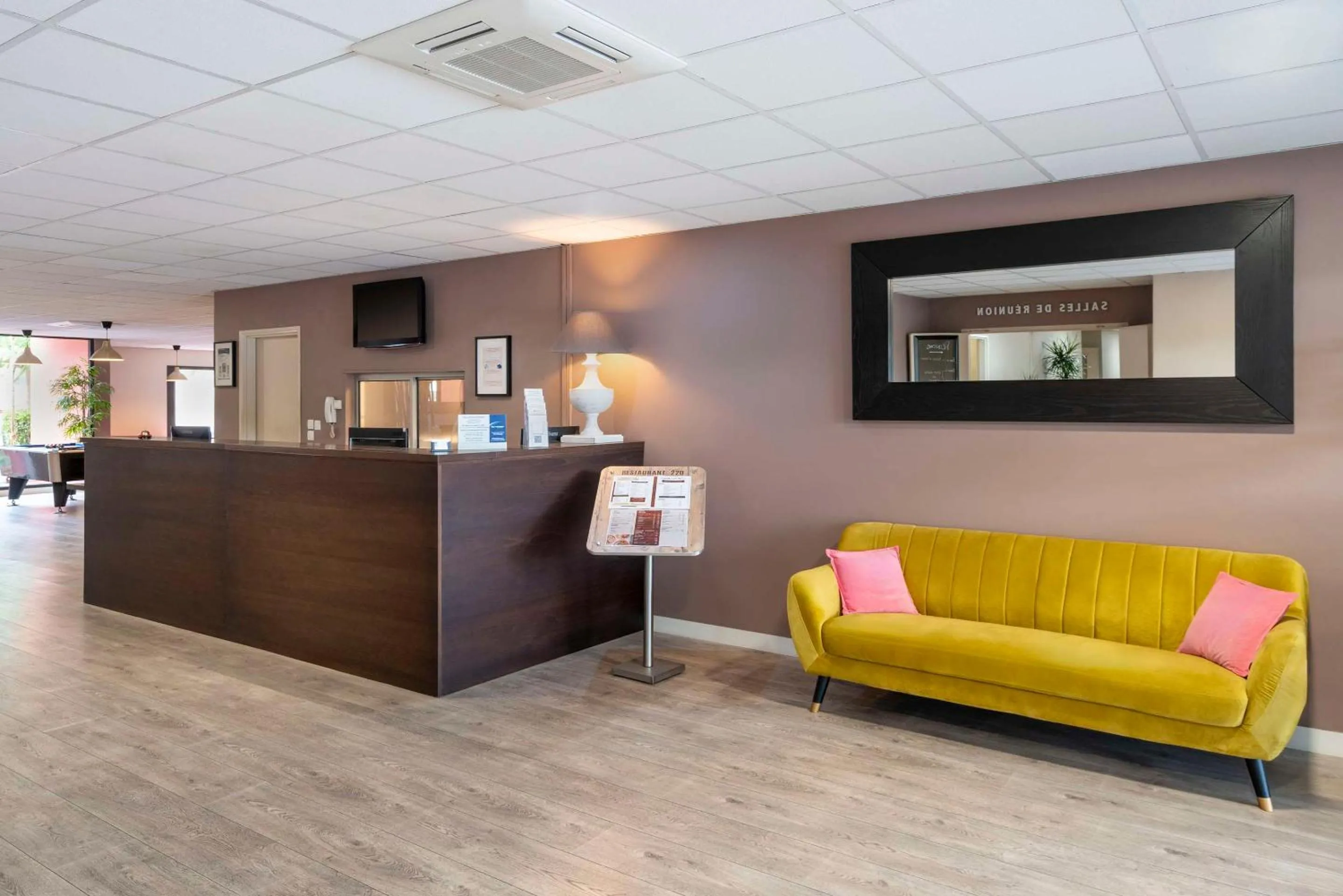 Lobby or reception in Best Western Terre de Provence