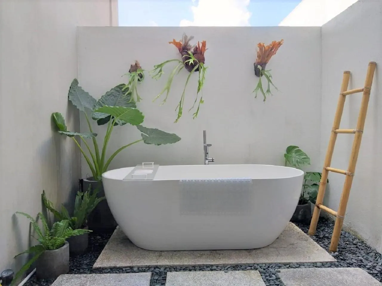 Bath in Lloyd's Inn Bali