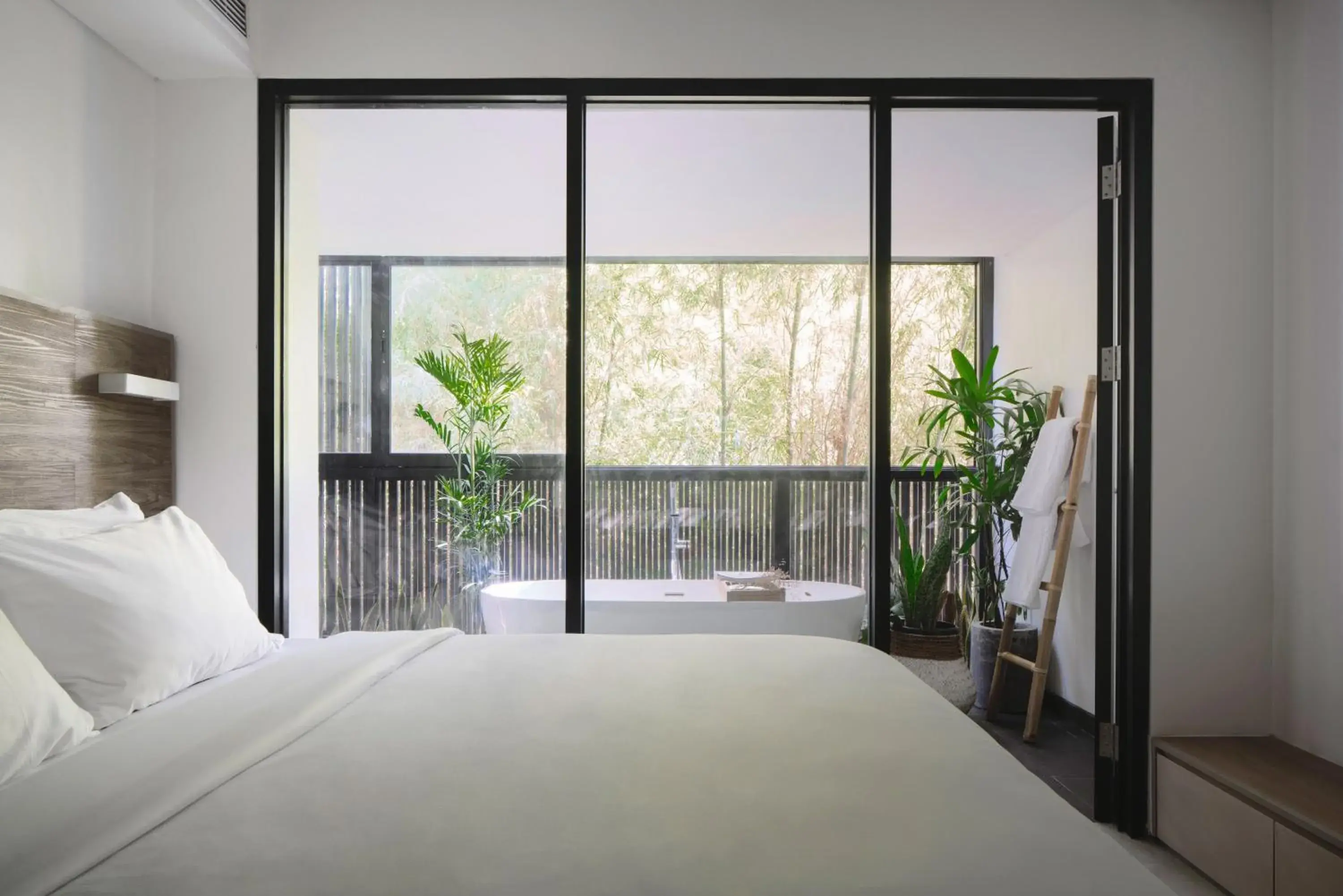 The Sky Room with Bathtub in Lloyd's Inn Bali The Sky Room with Bathtub in Lloyd's Inn Bali