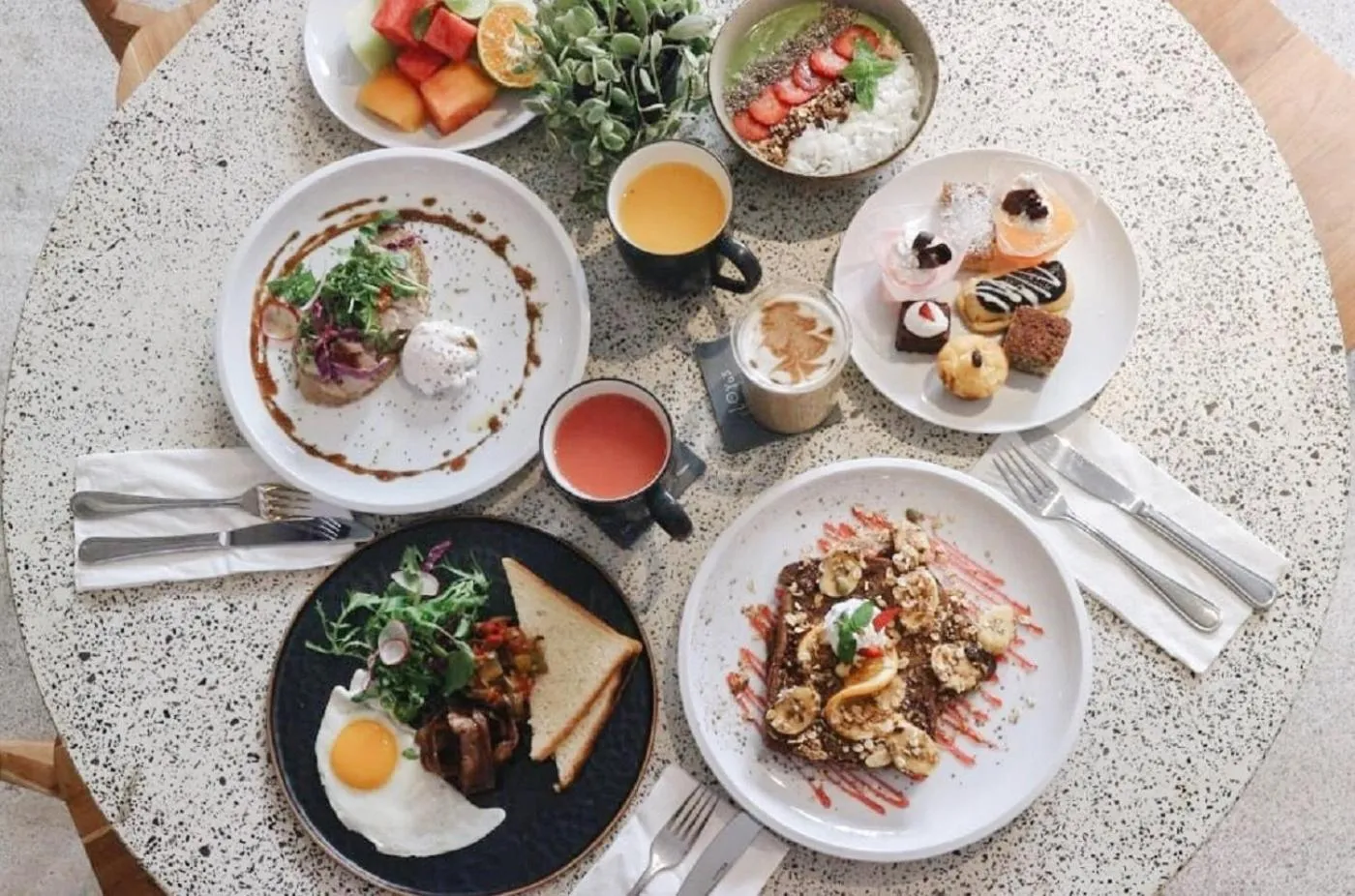 Restaurant/places to eat in Lloyd's Inn Bali