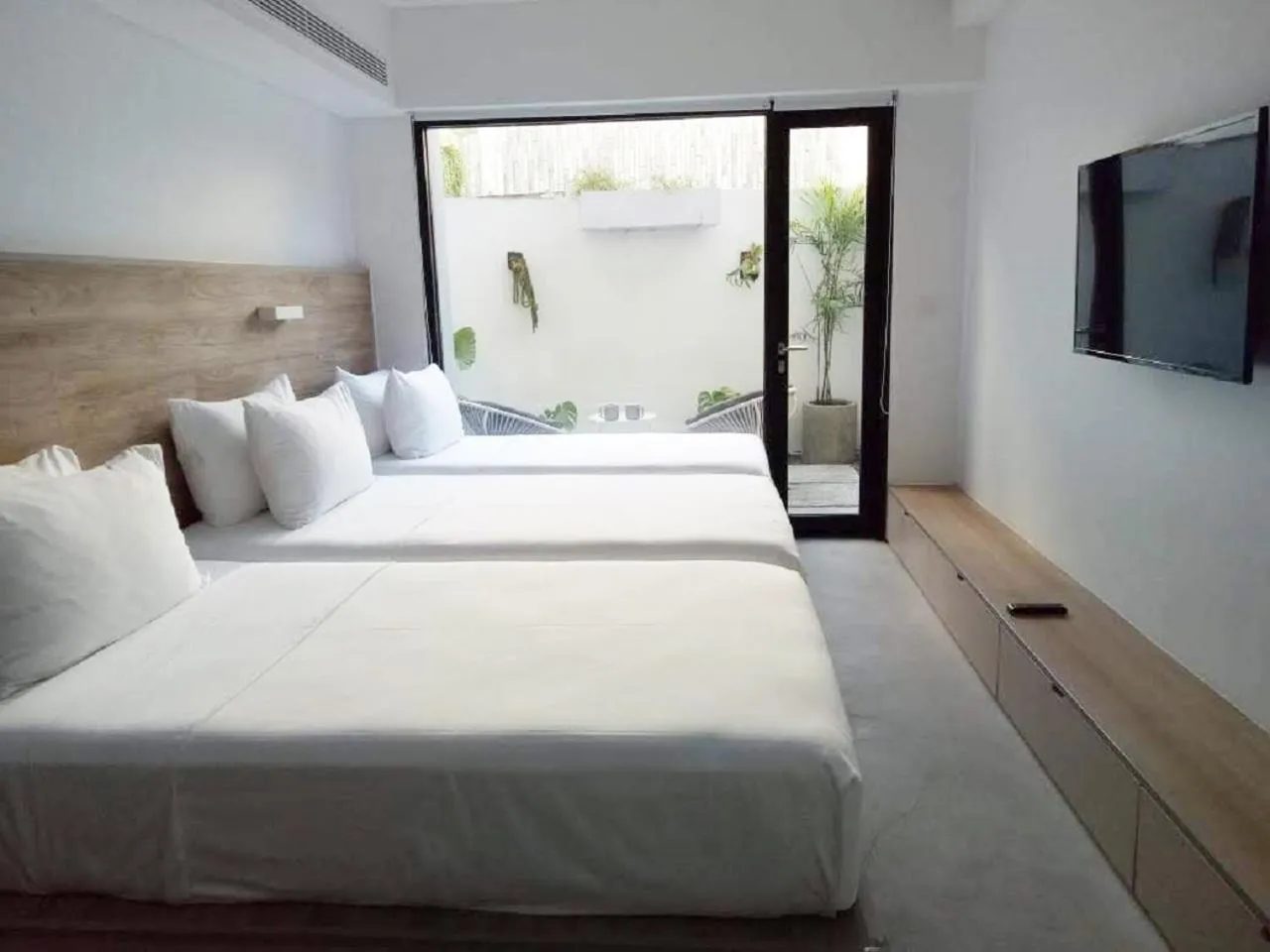 TV and multimedia, Bed in Lloyd's Inn Bali
