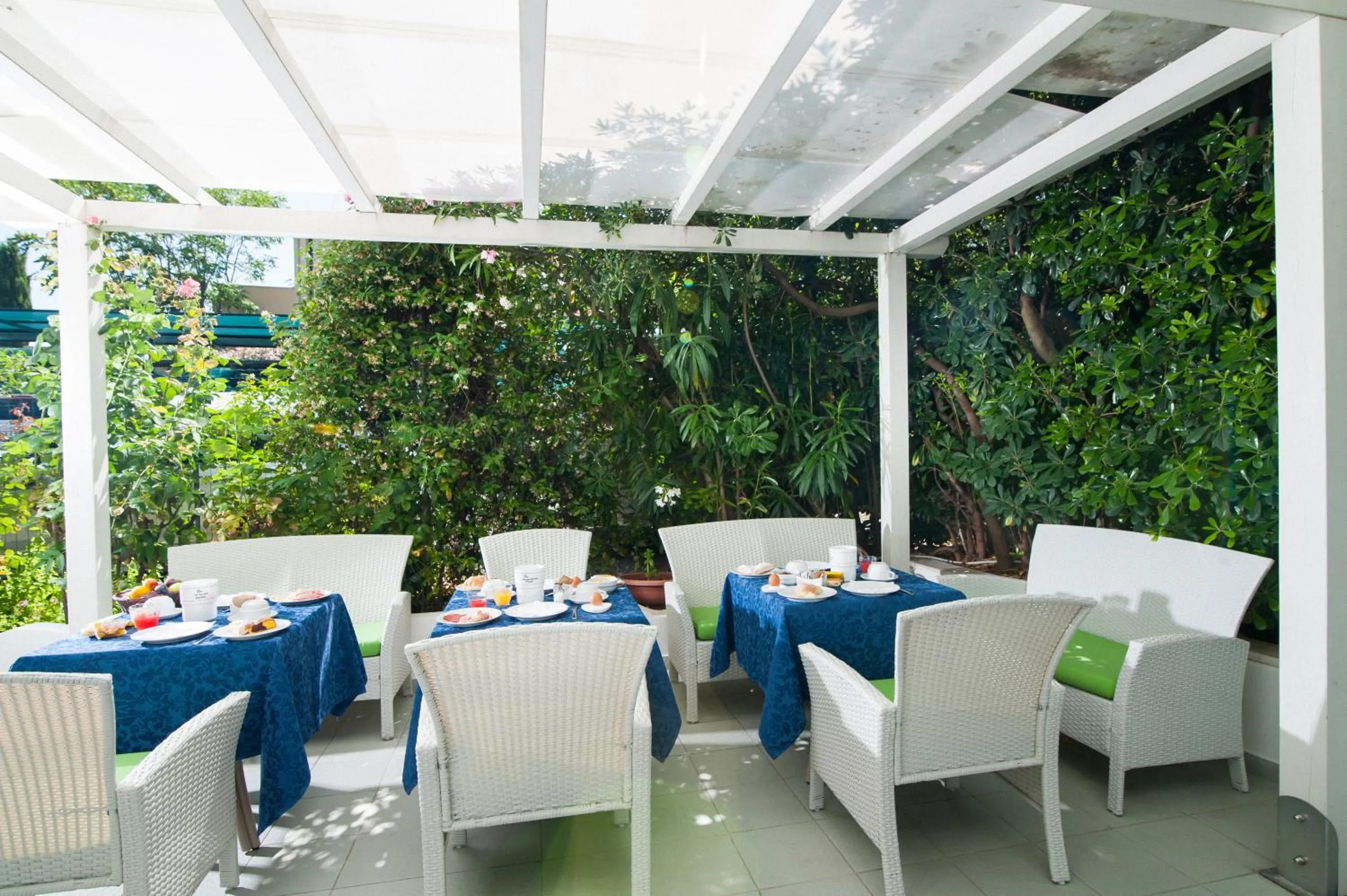 Restaurant/places to eat in Hotel Majestic