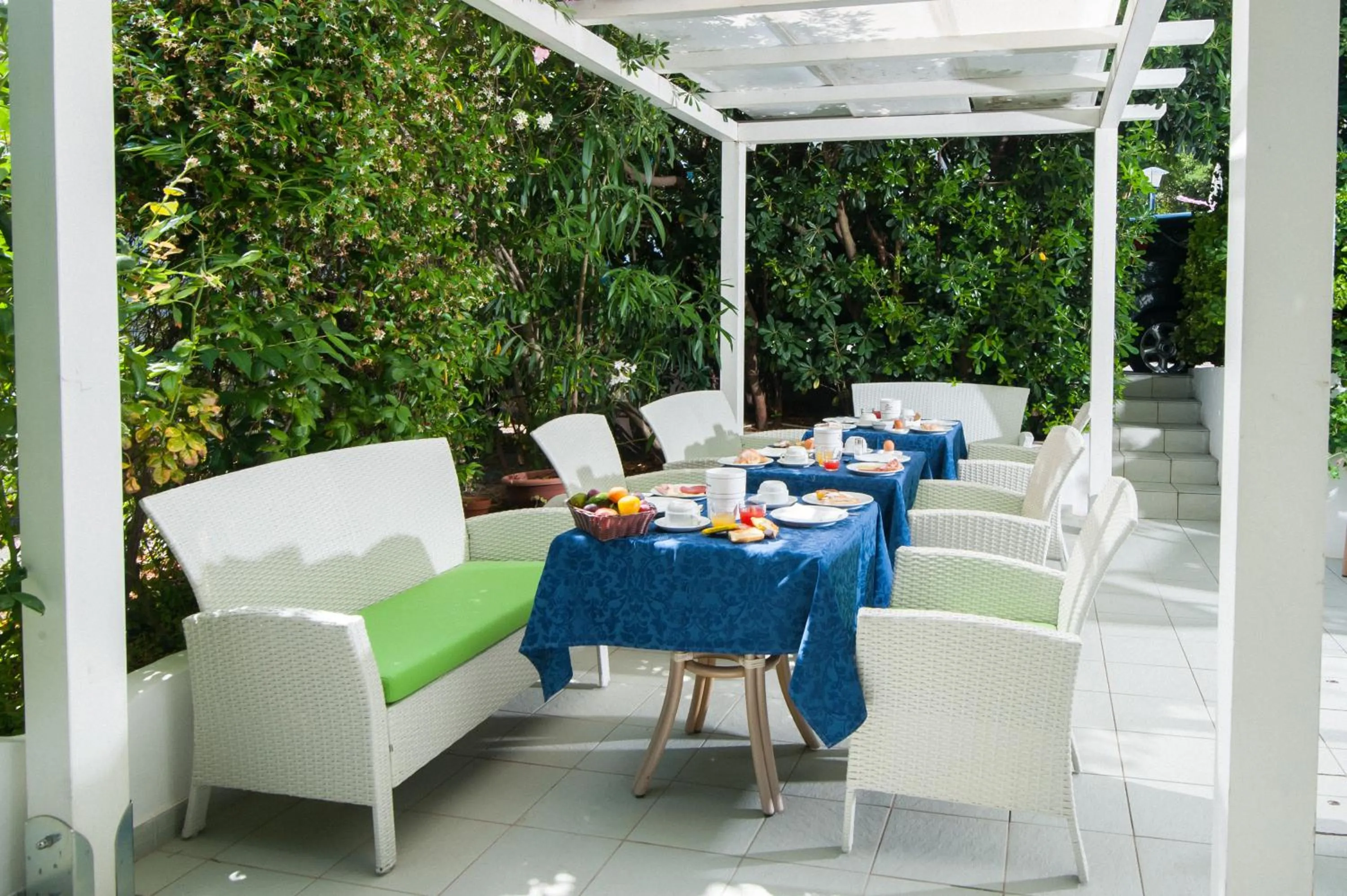 Restaurant/places to eat in Hotel Majestic