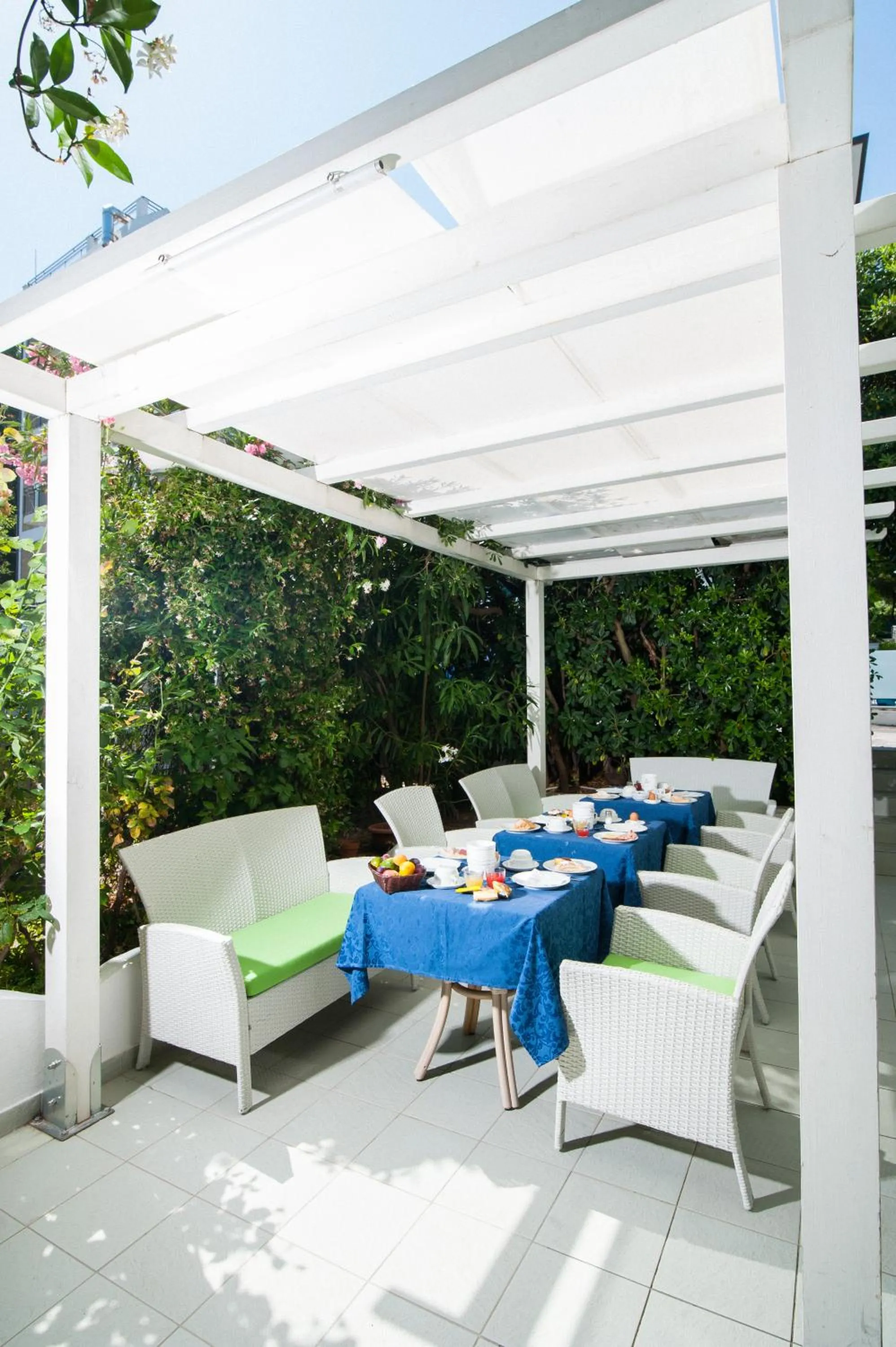 Restaurant/places to eat in Hotel Majestic