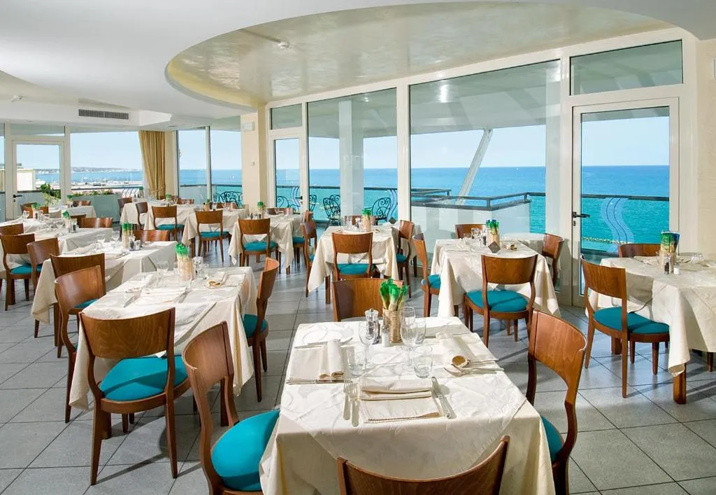 Restaurant/places to eat in Hotel Majestic